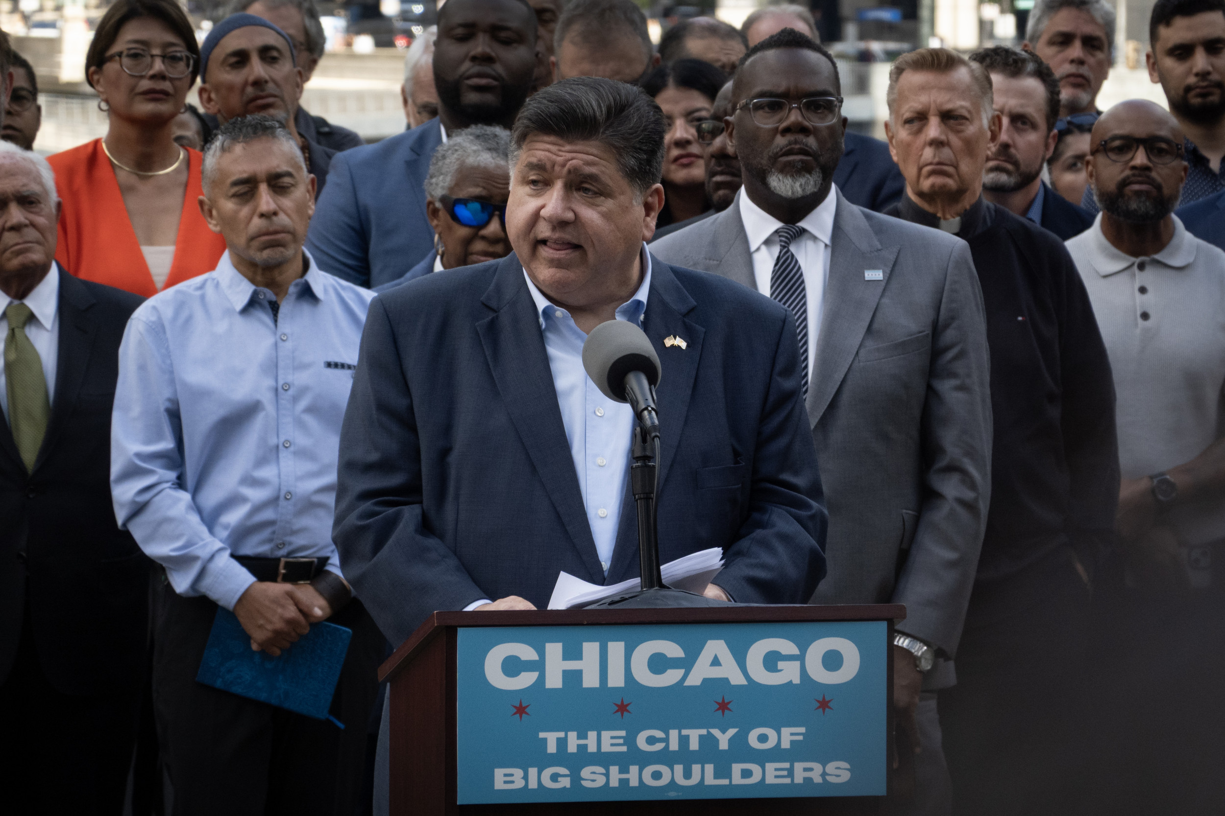 Trump Threatens Federal Crackdown on Chicago Crime, Clashes with Illinois Governor Pritzker
