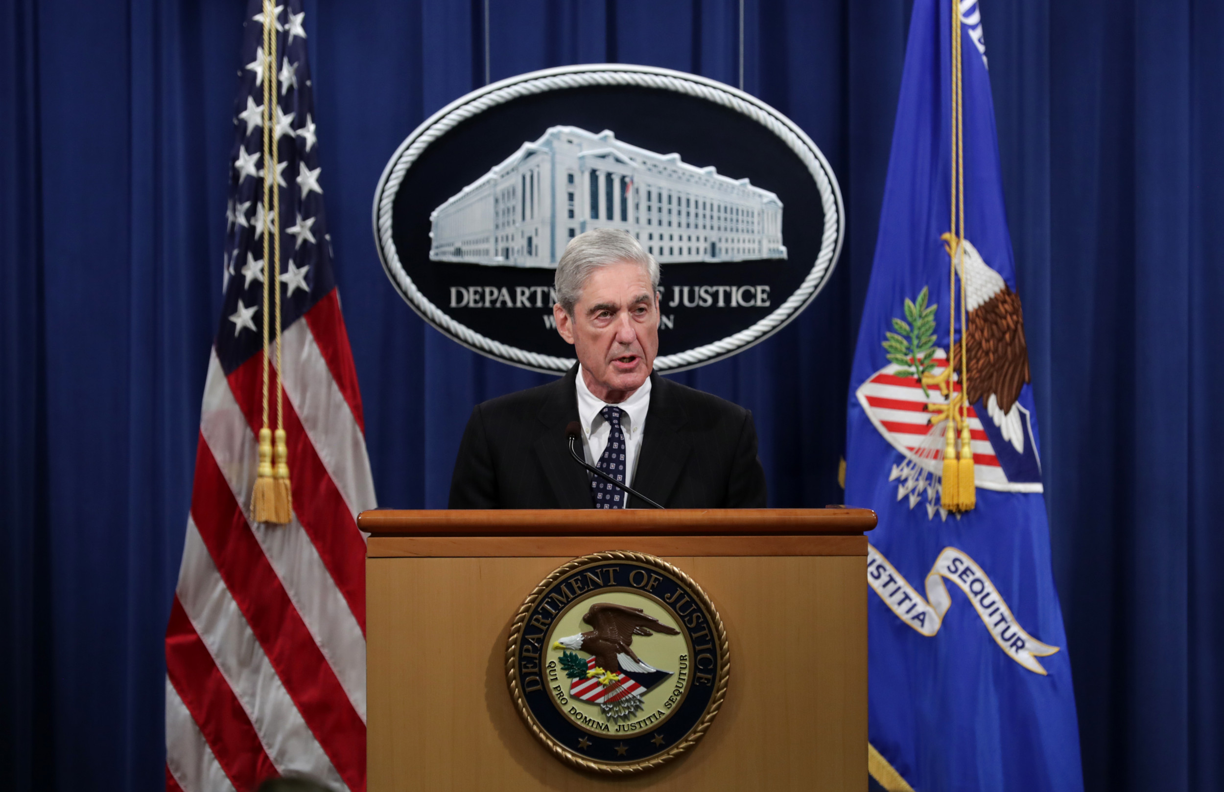 https://d.newsweek.com/en/full/2713345/robert-mueller-diagnosed-parkinsons.jpg
