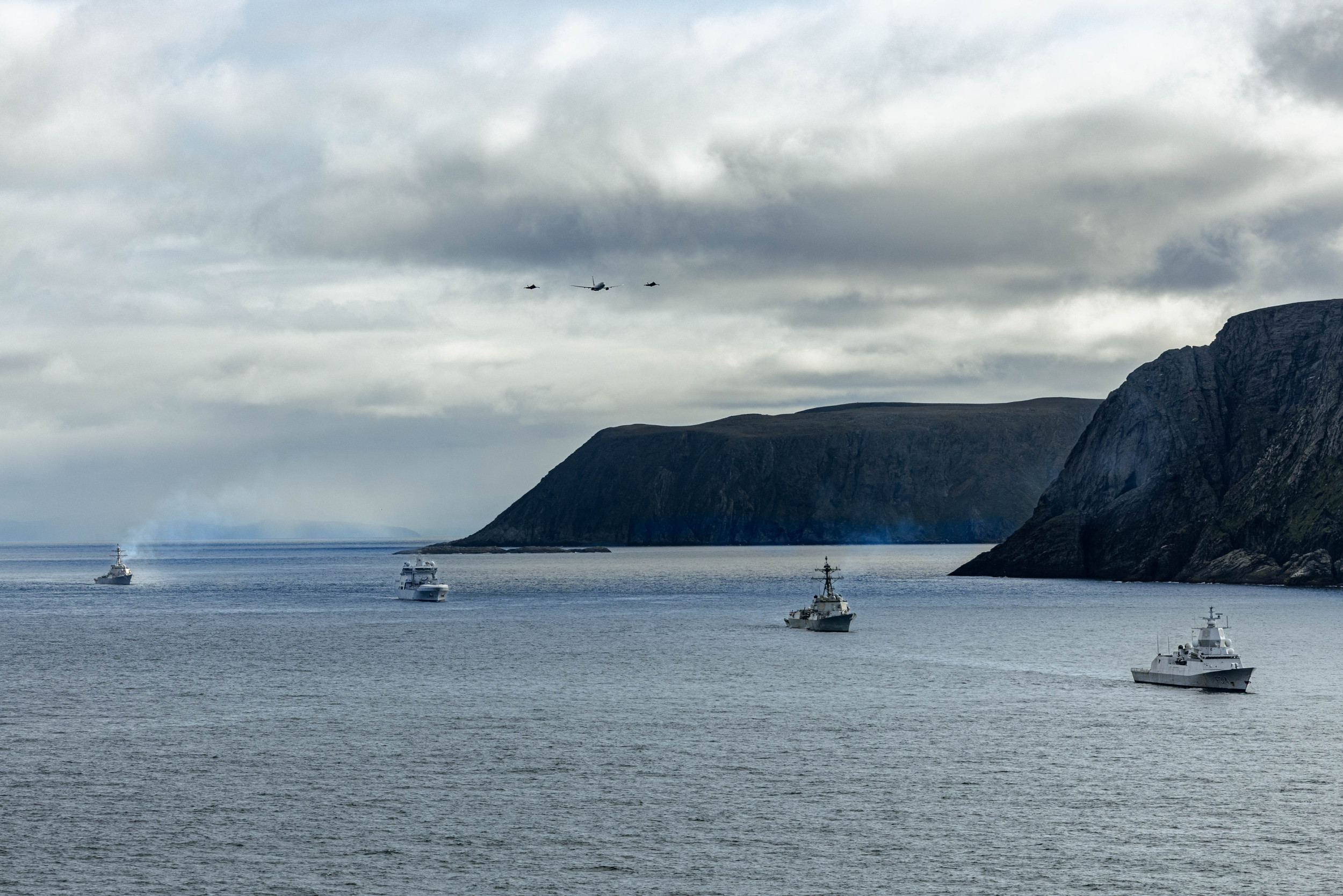 https://d.newsweek.com/en/full/2713347/us-norway-joint-naval-operation-barents-sea.jpg