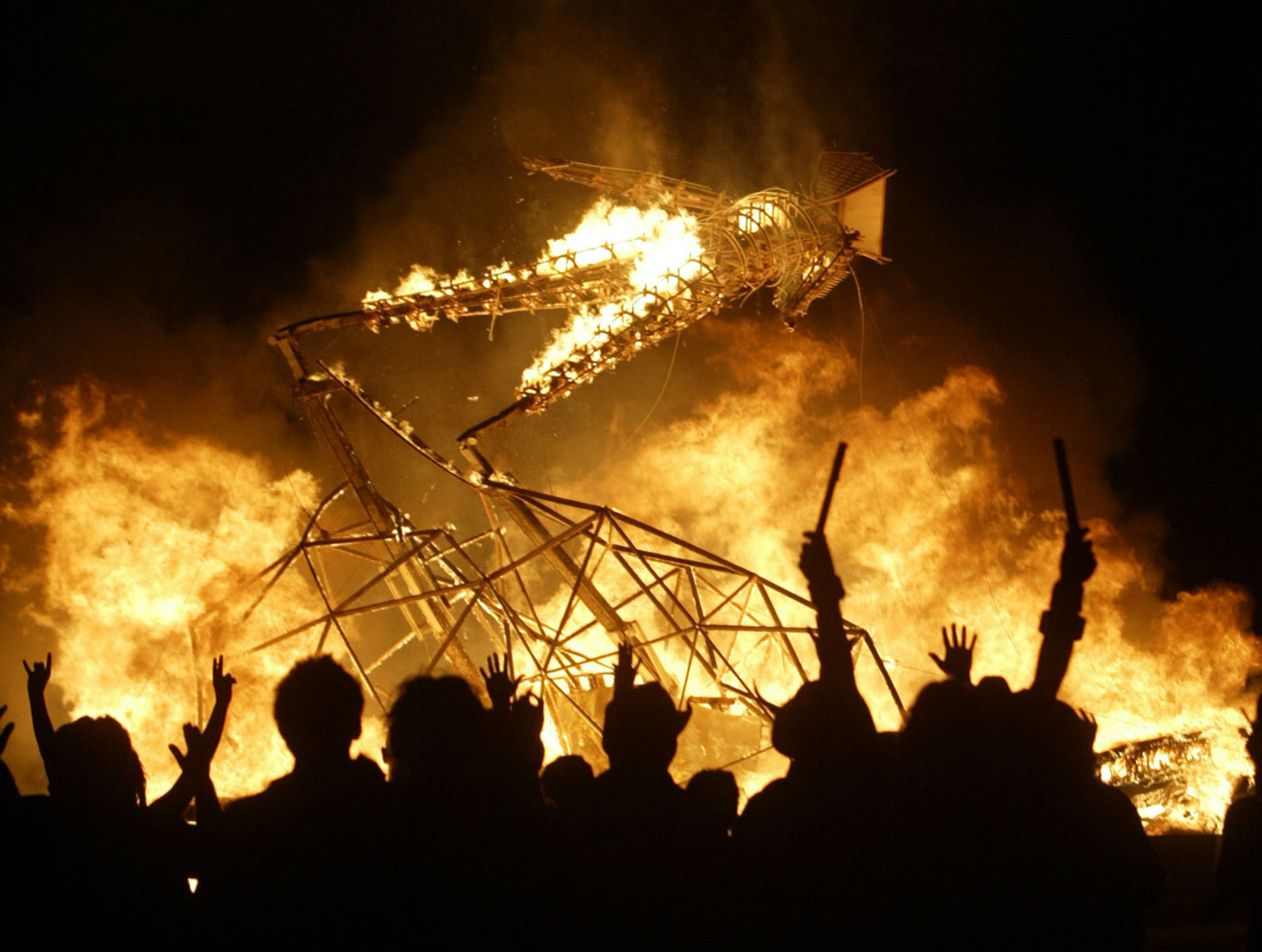 https://d.newsweek.com/en/full/2713433/burning-man-festival-plagued-incidents.jpg