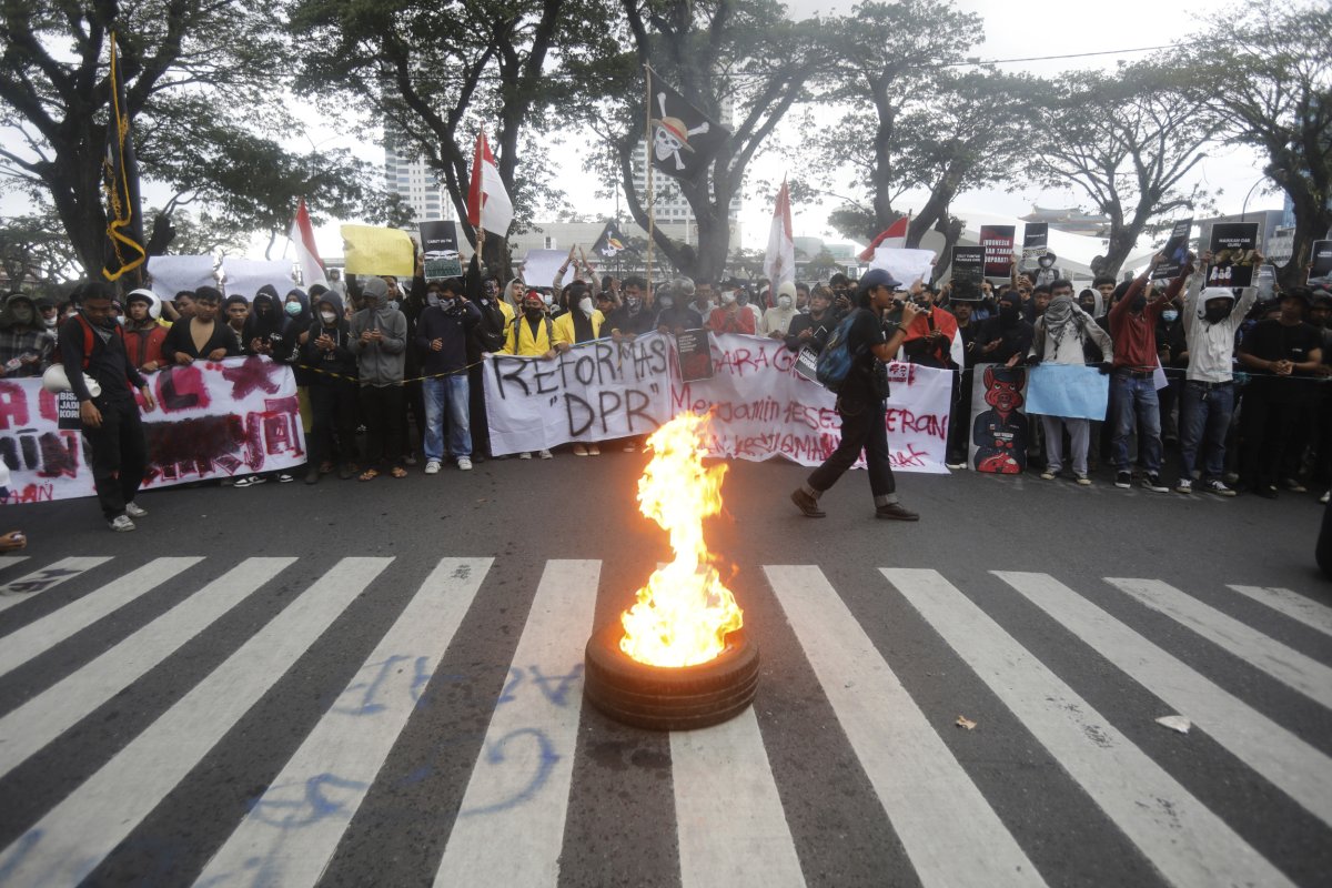 Students burn a tire Indonesia