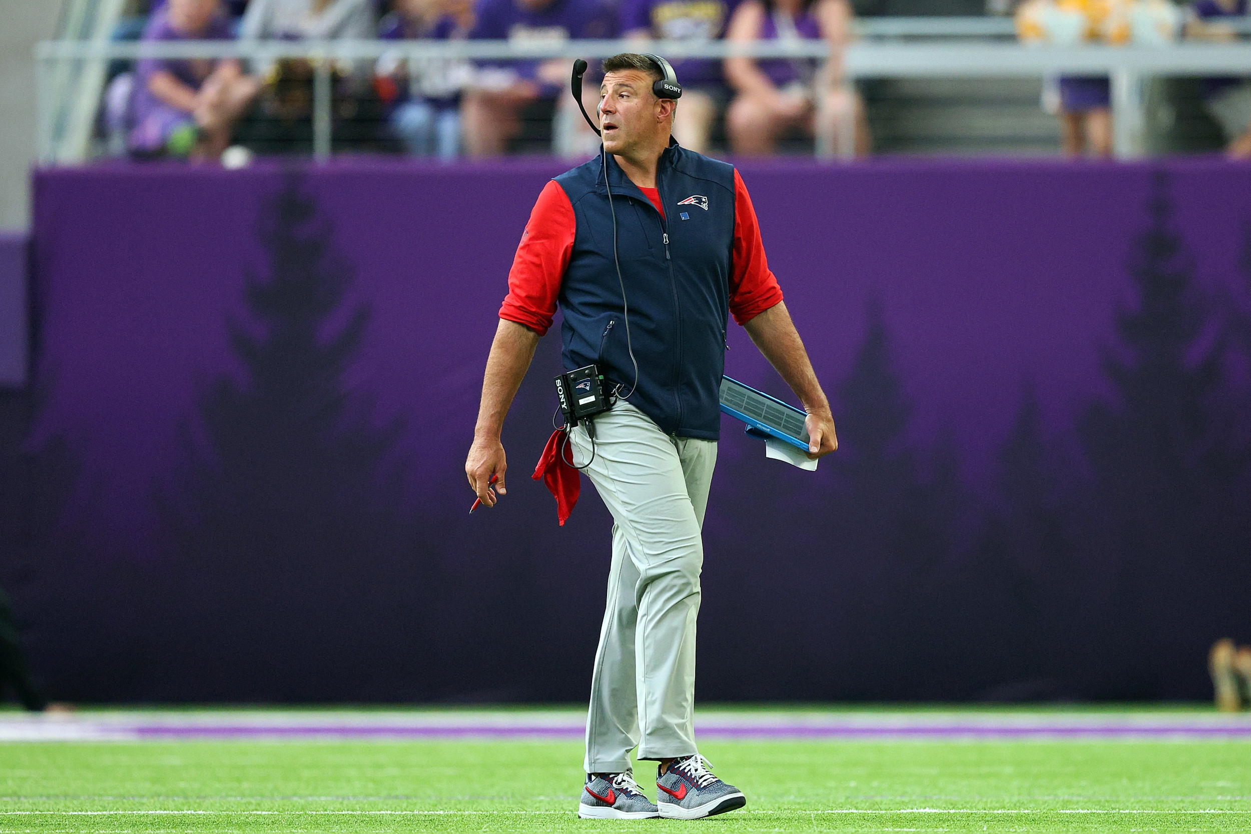 Mike Vrabel Sends Vague Message After Patriots Release Defensive Captain