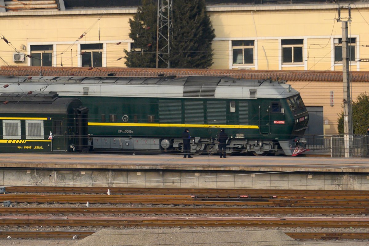 Il treno di Kim lascia la stazione ferroviaria di Pechino