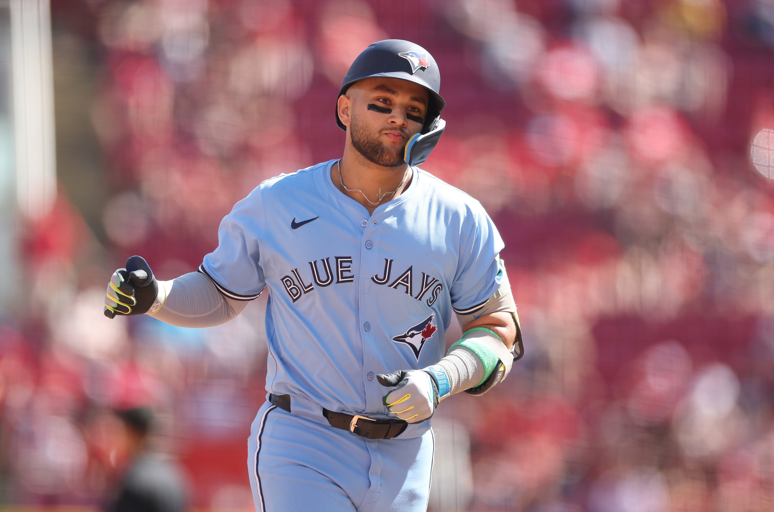 Blue Jays Beat Reds 12-9 in High-Scoring Slugfest