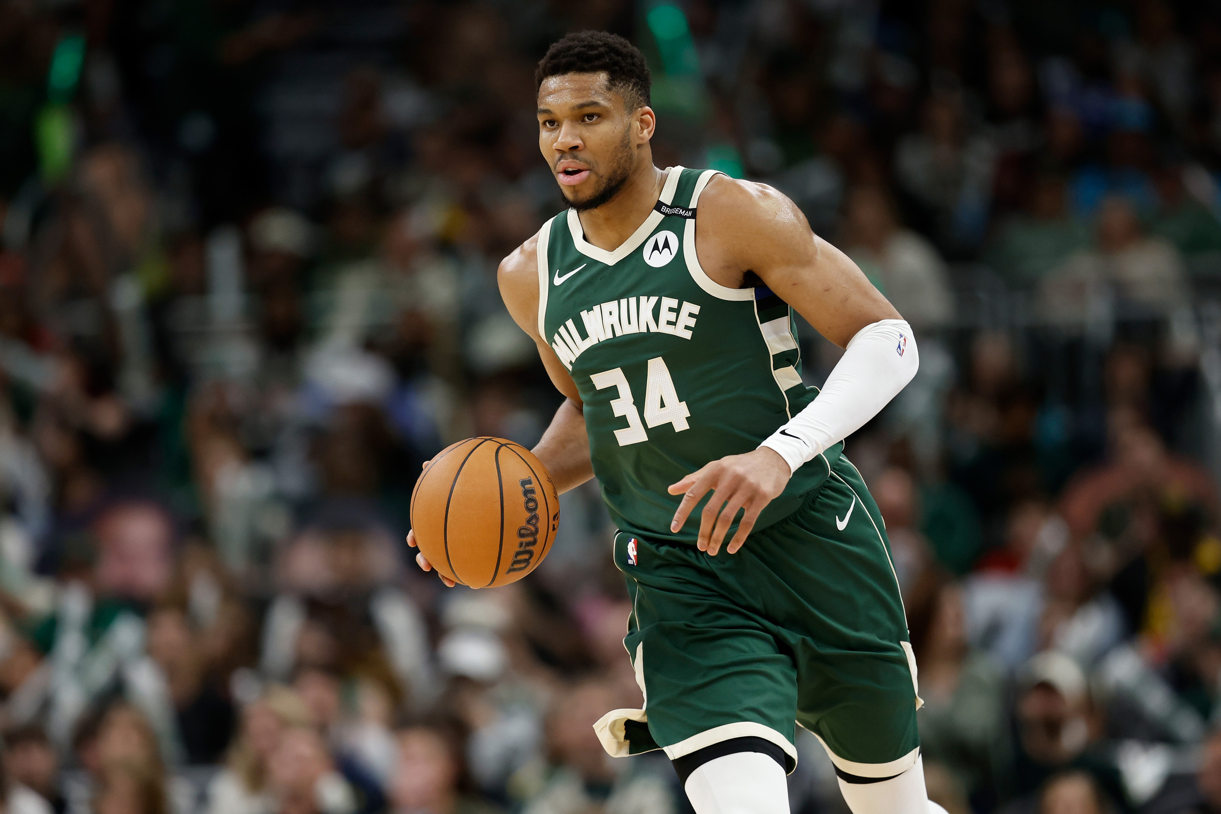 Bucks Re-sign Giannis Antetokounmpo, Lakers Await Trade Prospects