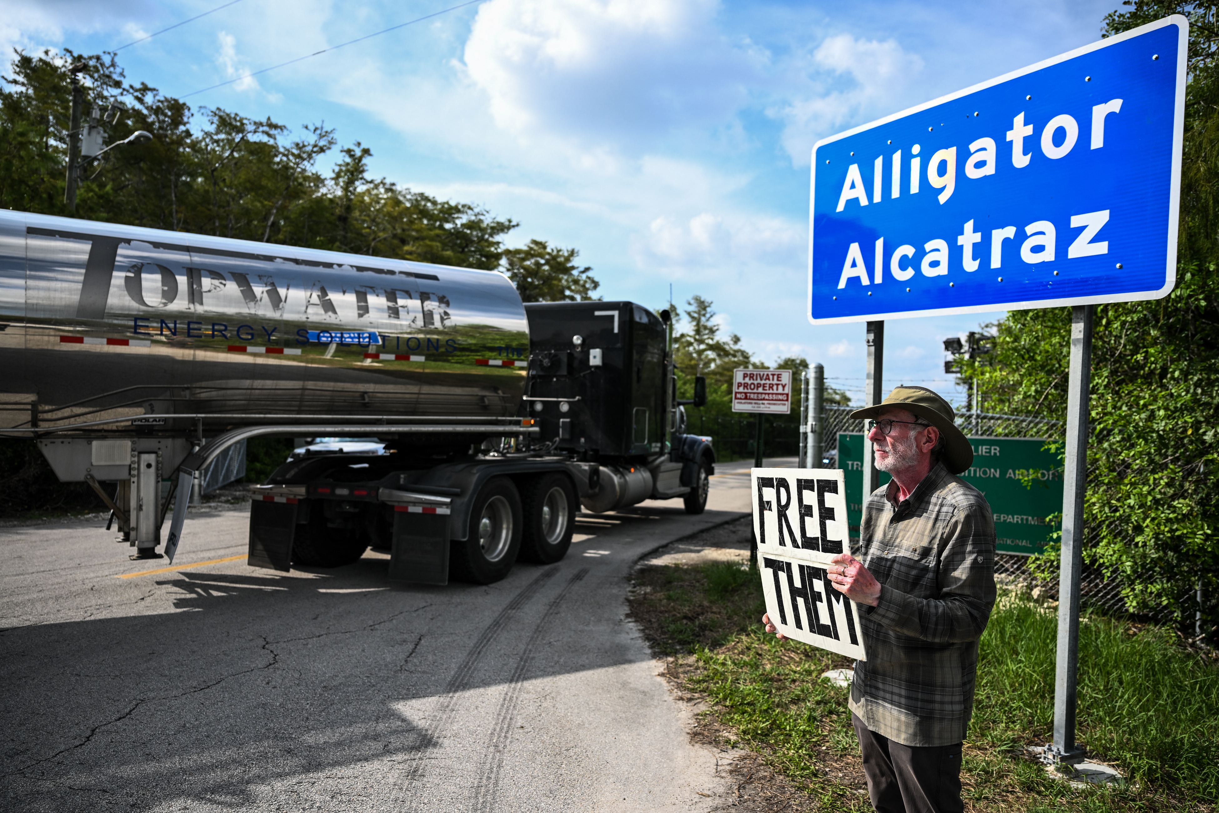https://d.newsweek.com/en/full/2714619/alligator-alcatraz.jpg
