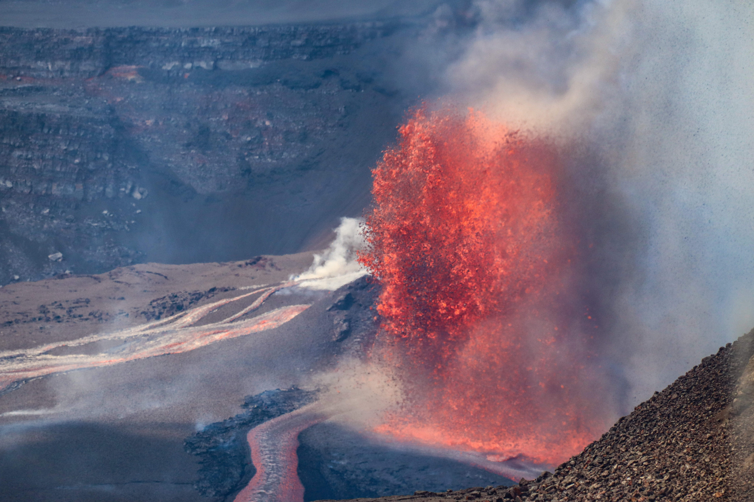 https://d.newsweek.com/en/full/2714762/kilauea-eruption.jpg