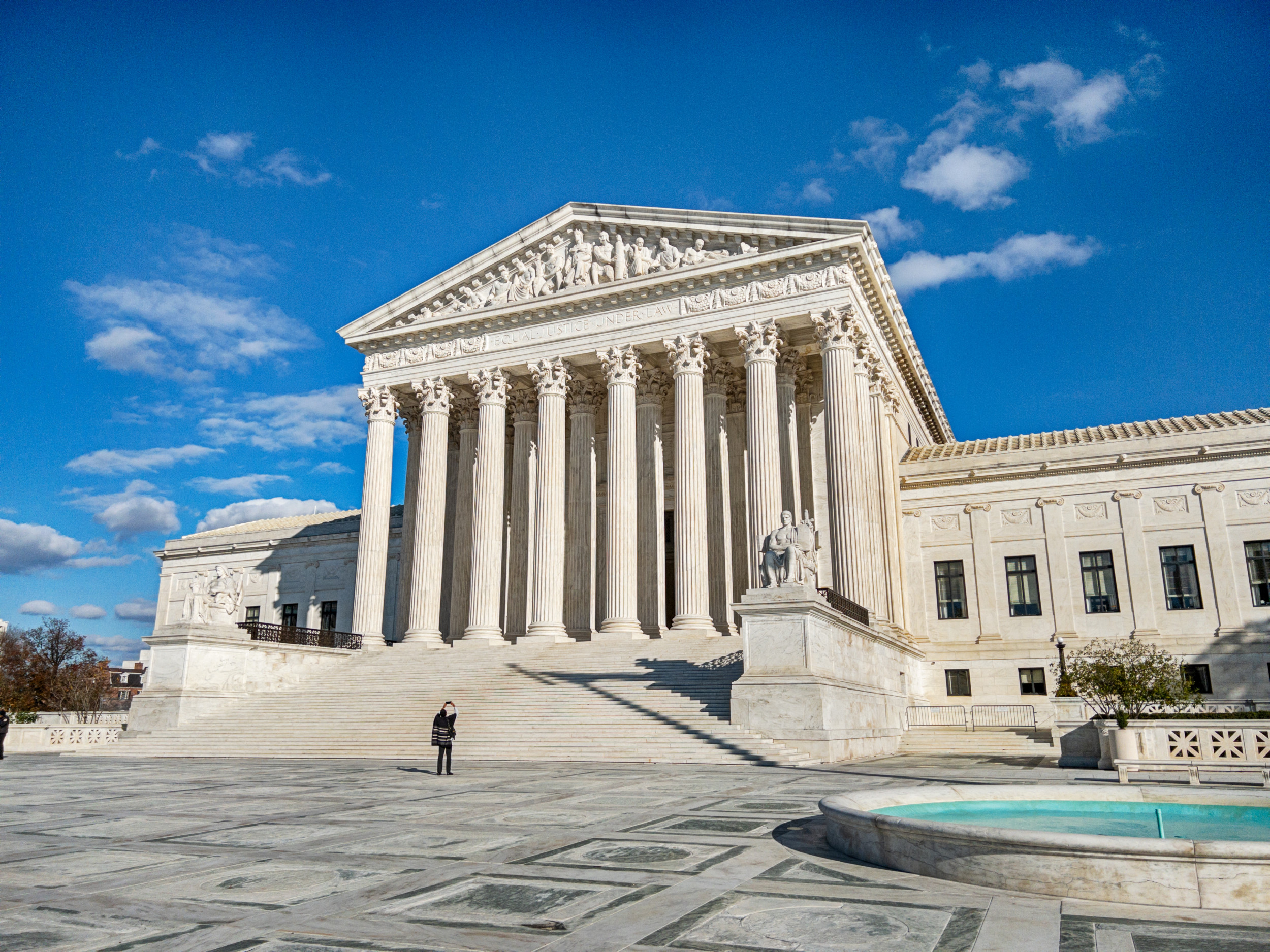 https://d.newsweek.com/en/full/2715034/scotus.jpg