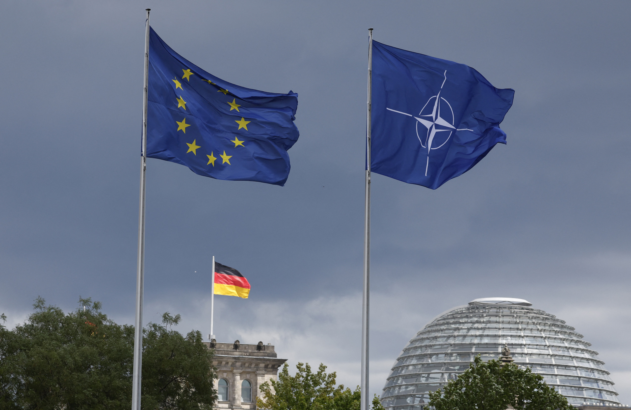 Putin calls NATO troops in Ukraine "legitimate targets"