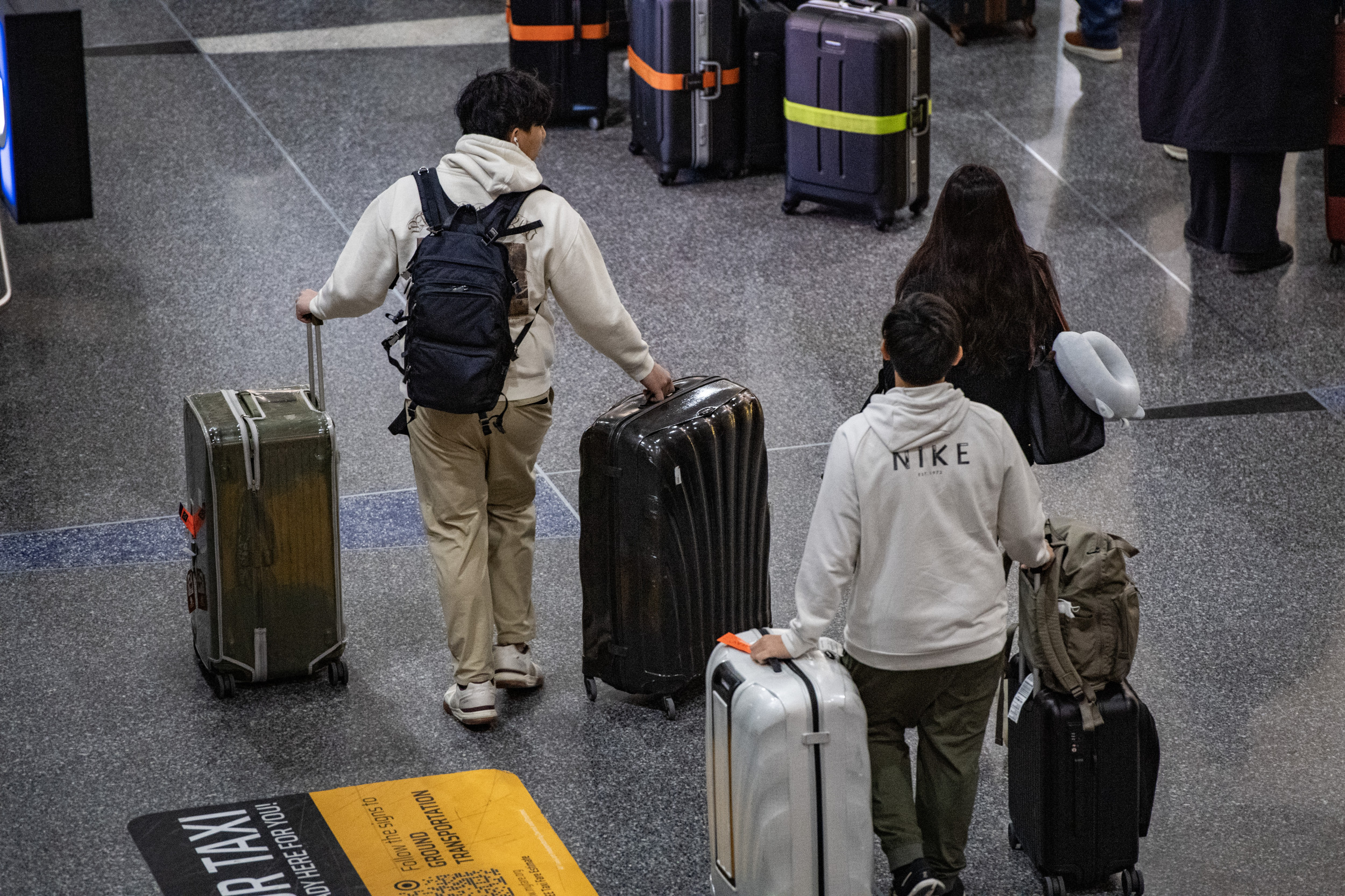 https://d.newsweek.com/en/full/2716931/airline-passengers.jpg