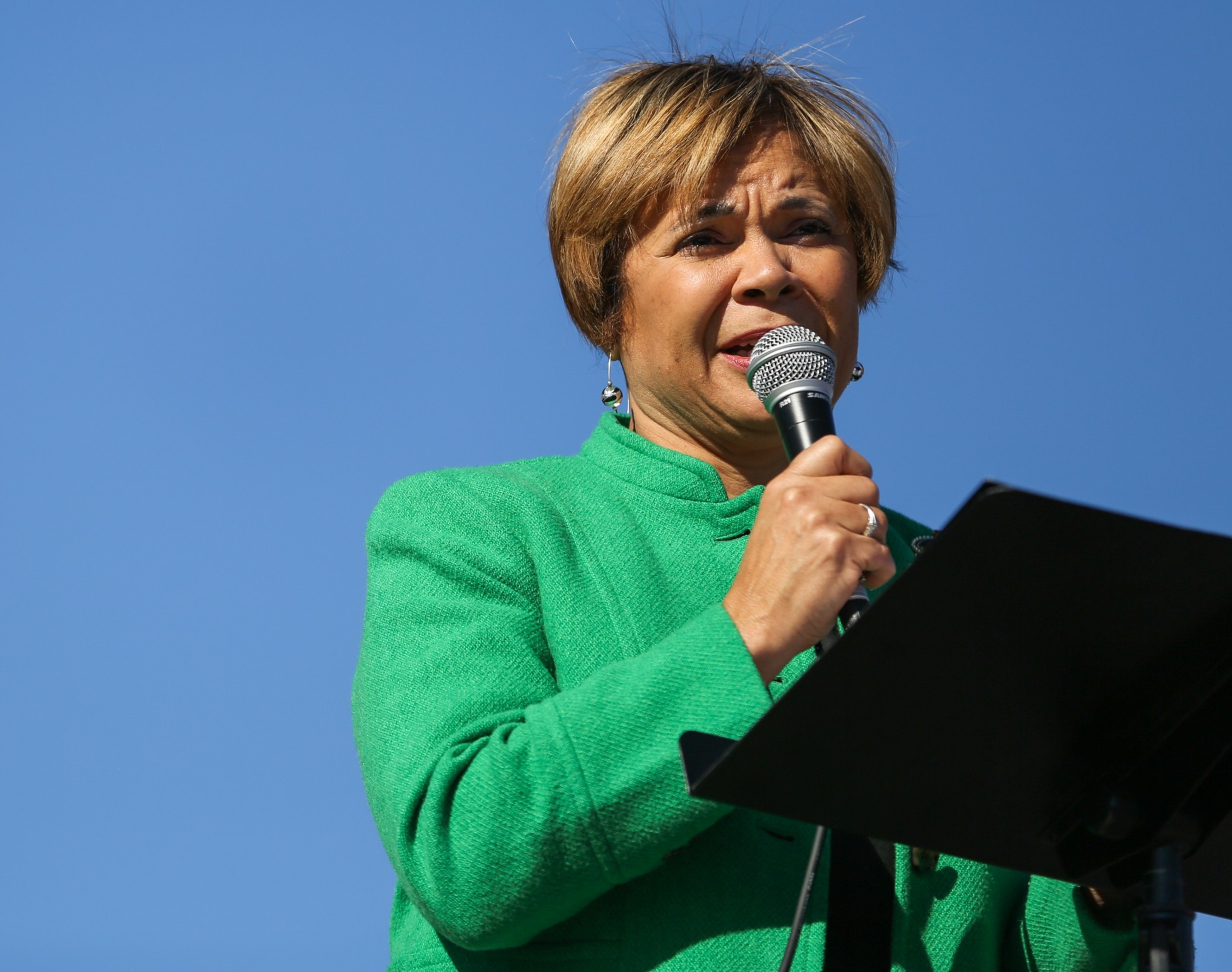 https://d.newsweek.com/en/full/2717835/vi-lyles-charlottes-mayor.jpg