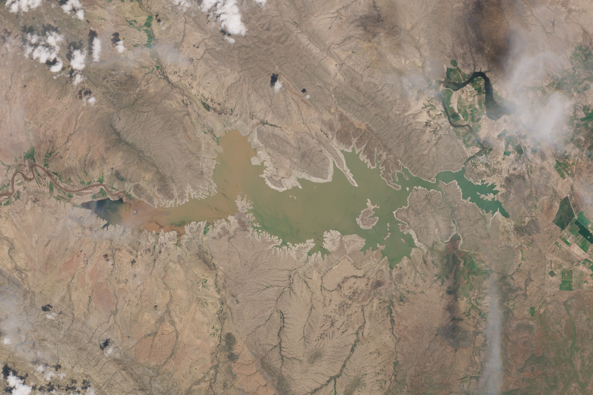 https://d.newsweek.com/en/full/2718389/mexicos-lake-toronto-shrivels-serious-drought.jpg