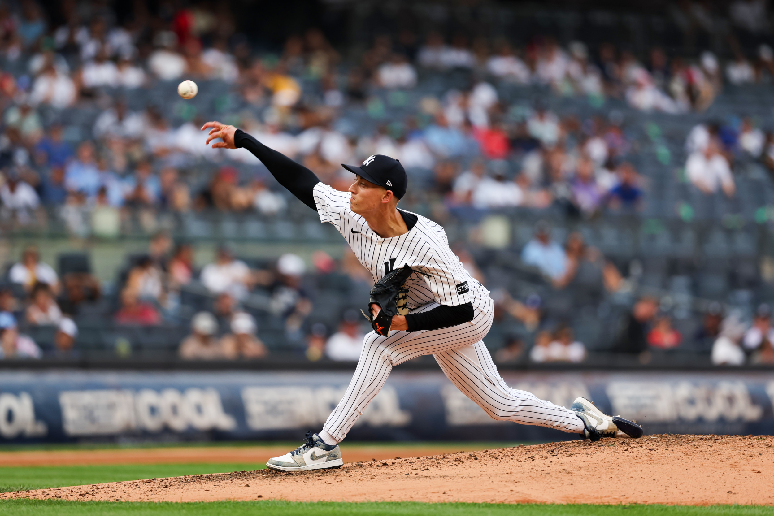 Tigers Pursue AL Hits Leader, Target Mariners' Slugger Suarez