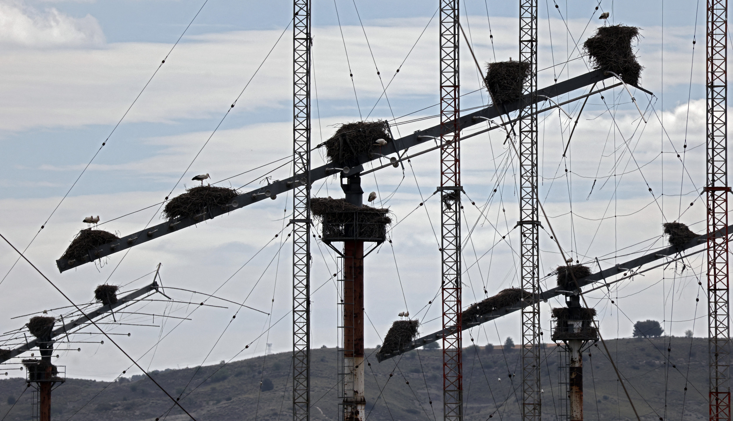 https://d.newsweek.com/en/full/2718803/short-wave-issuing-center-radio.jpg