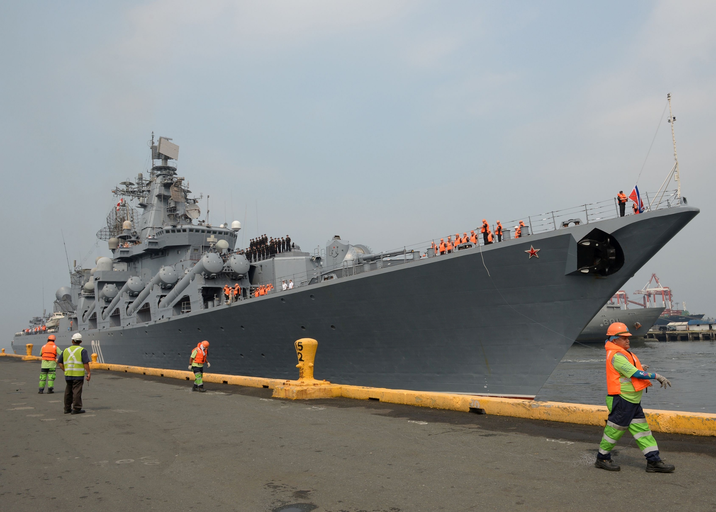 https://d.newsweek.com/en/full/2718886/russian-missile-cruiser-varyag-visits-philippines.jpg