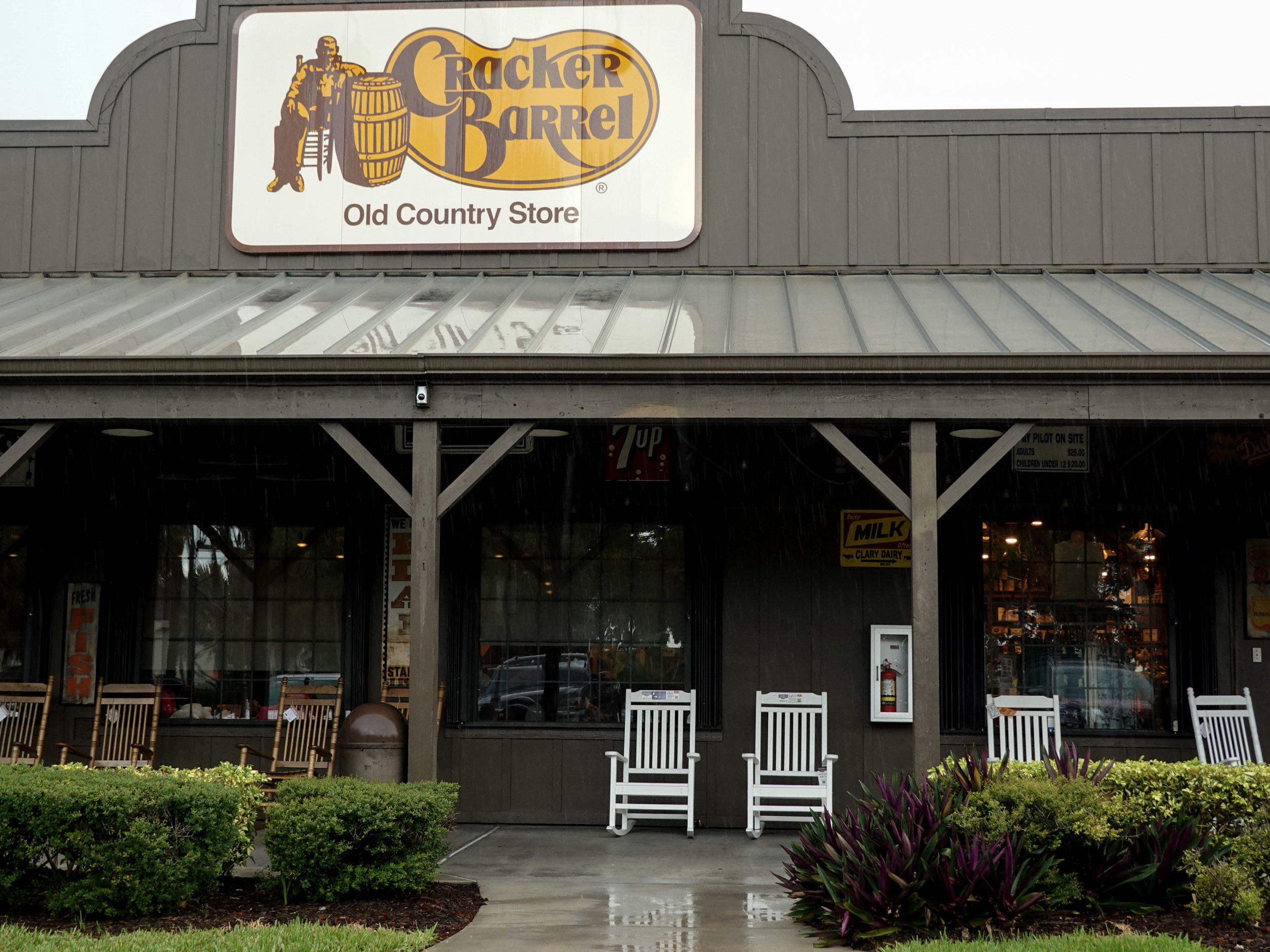 https://d.newsweek.com/en/full/2718998/cracker-barrel.jpg