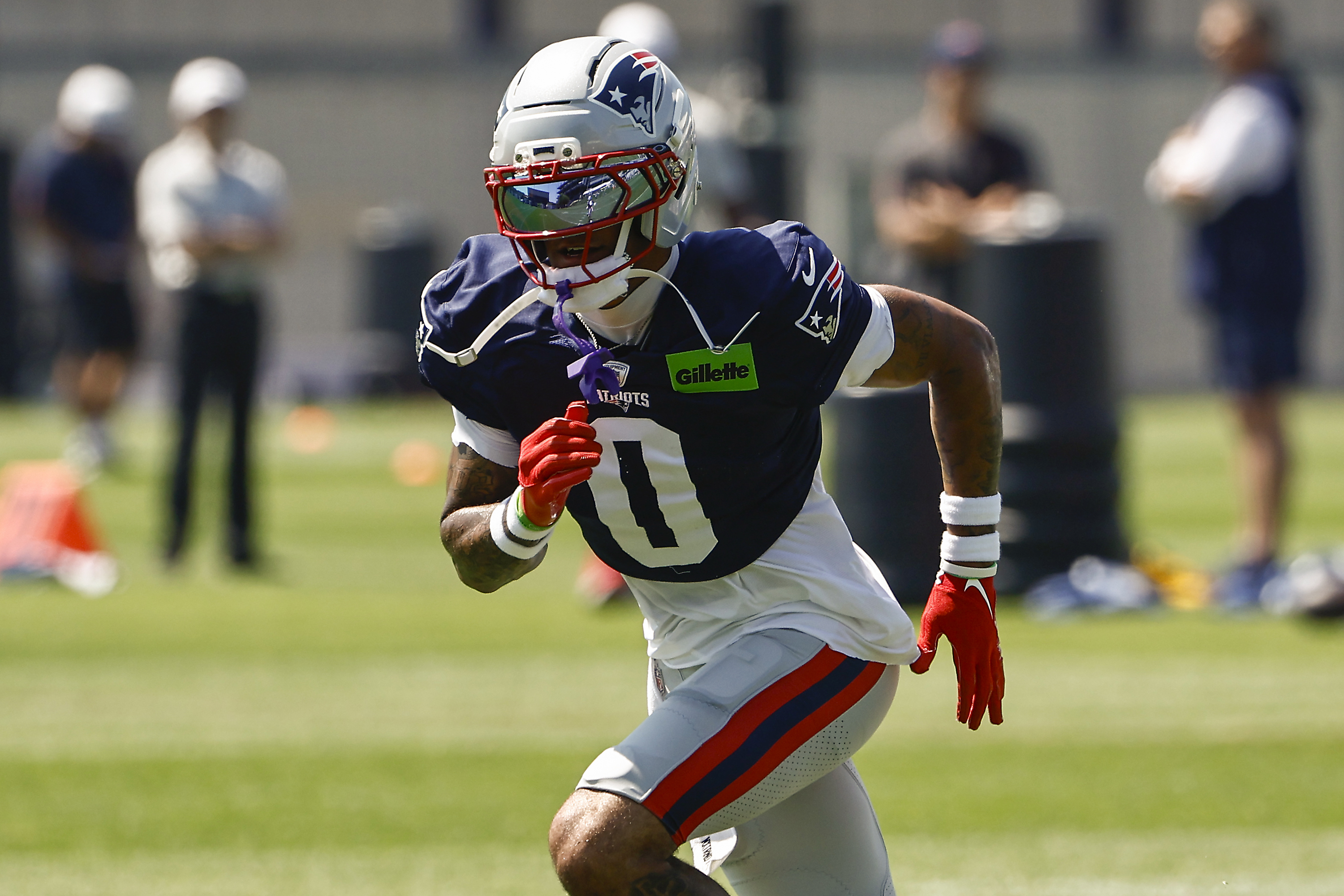 Patriots Resign Offensive Lineman Conley, Reinforce Roster Amid Injury Returns