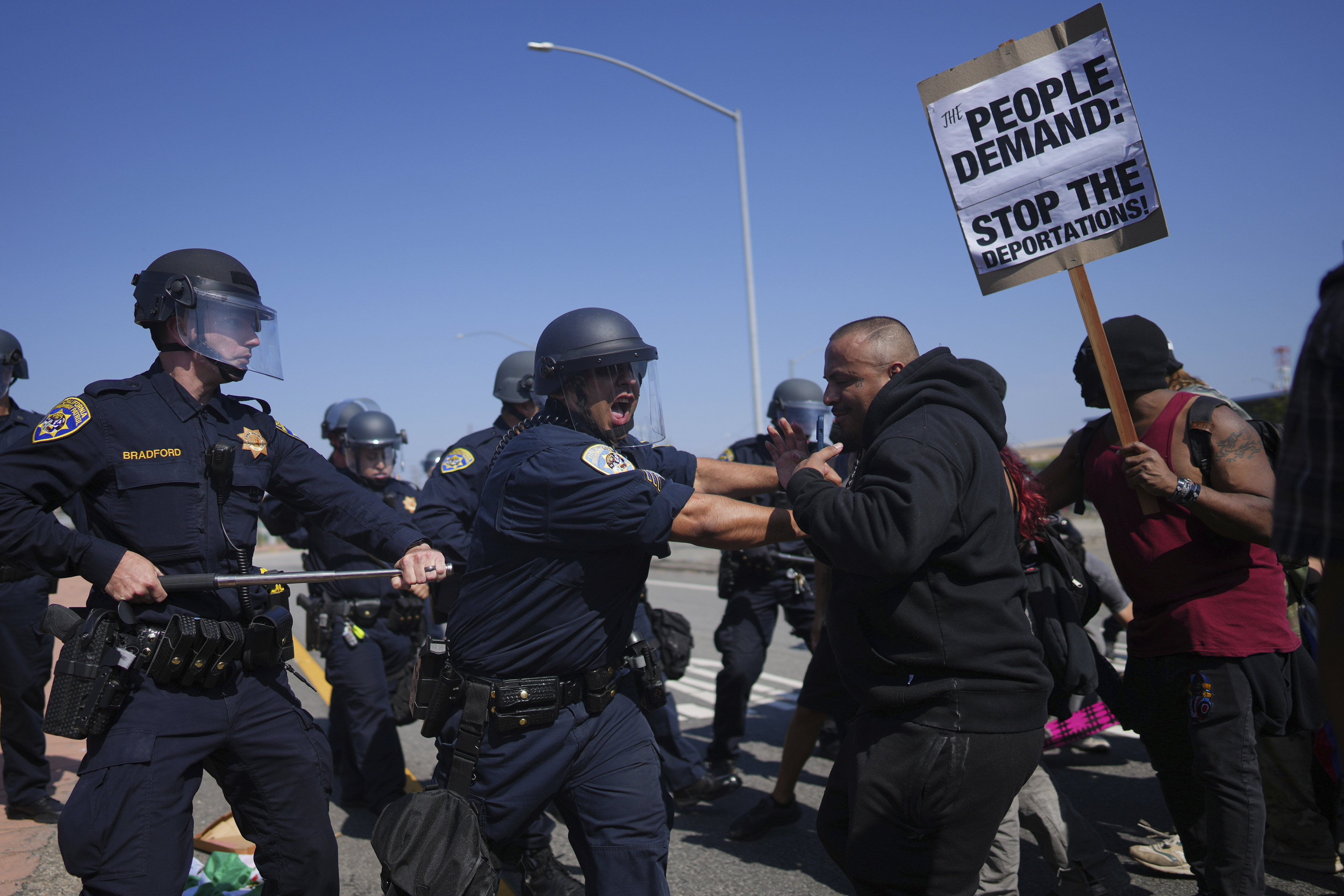 https://d.newsweek.com/en/full/2719417/ice.jpg