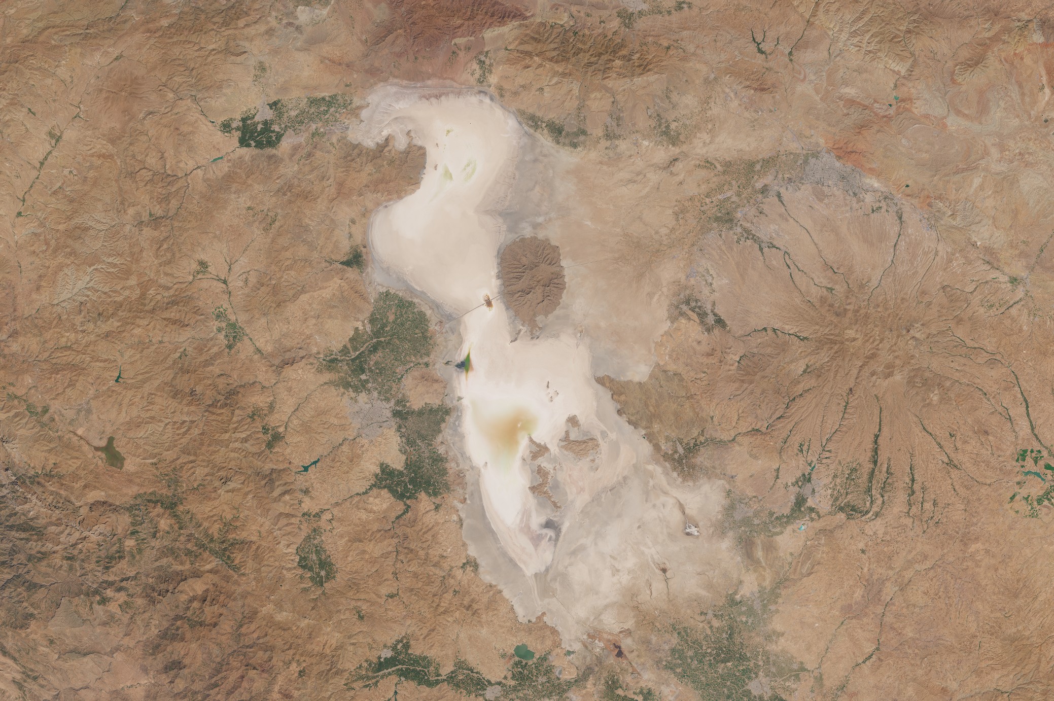 https://d.newsweek.com/en/full/2719508/irans-lake-urmia-dries.jpg