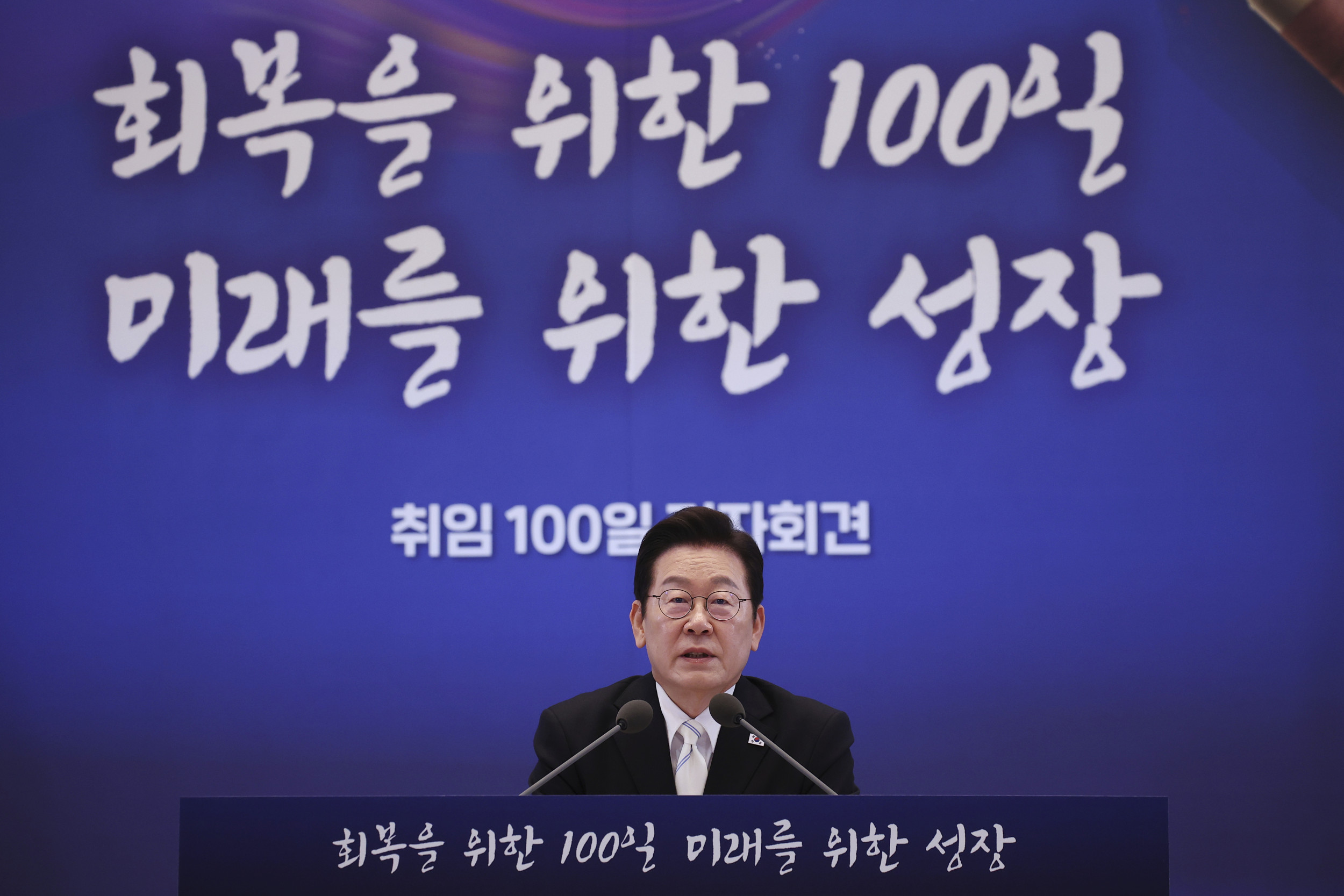 https://d.newsweek.com/en/full/2720194/south-korea-warns-us-investment.jpg