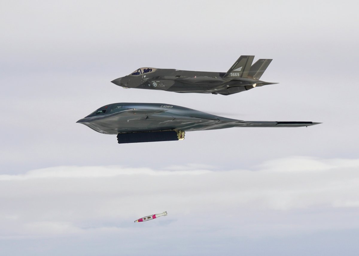 US B -2 Bombar Quicksink fa cadere bombe