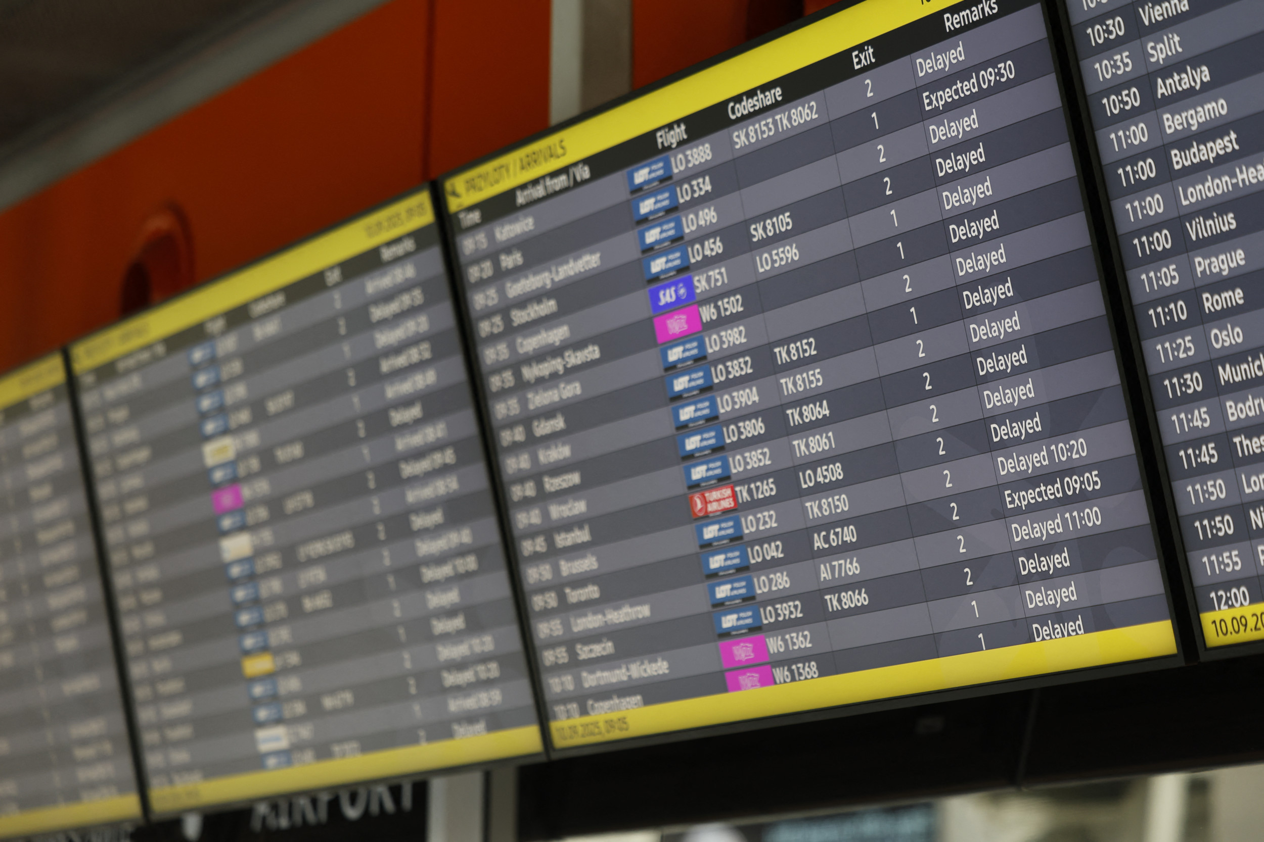 https://d.newsweek.com/en/full/2720283/delayed-flights-board-warsaw.jpg