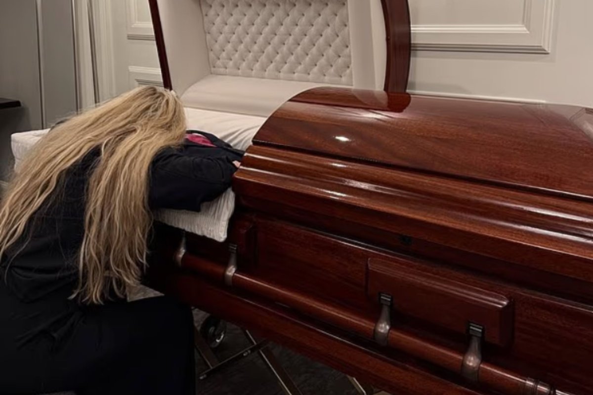Charlie Kirk's Widow Shares Emotional Moment With Husband at Open Casket - Newsweek