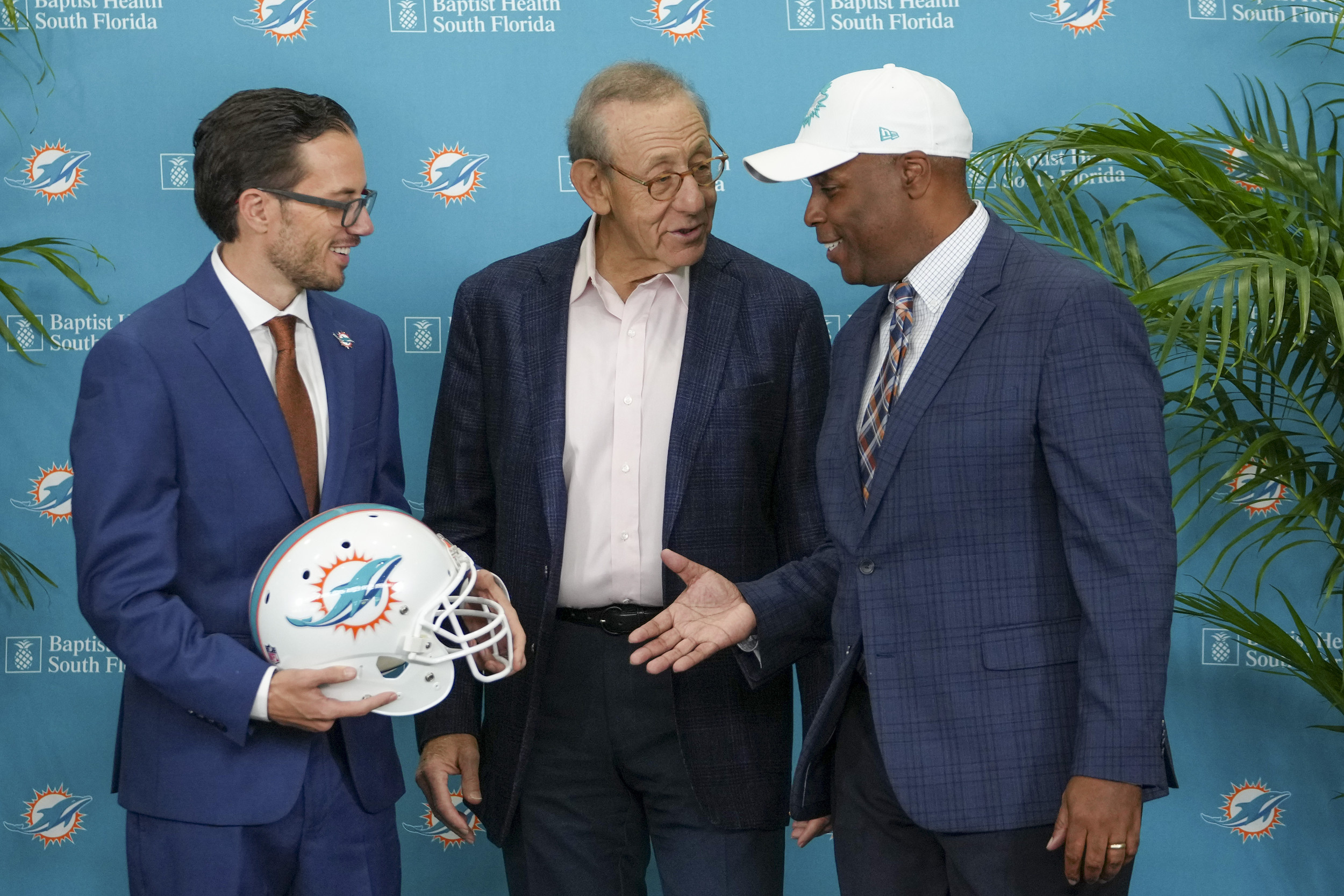 Mike McDaniel Reacts to Dolphins Fans Calling for Him and Chris Grier to Be Fired