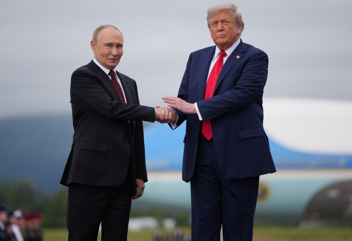 Donald Trump (R) e Vladimir Putin 