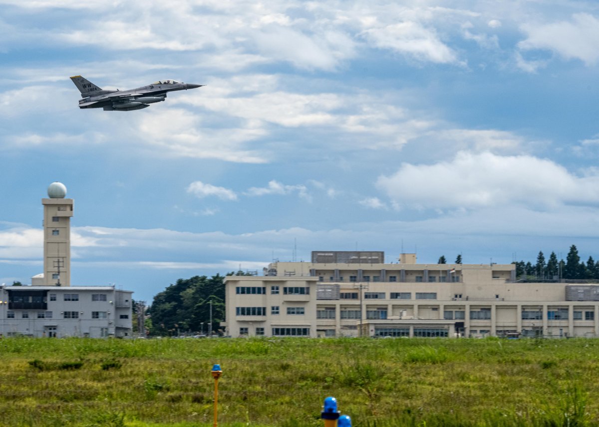 US f -i6 caça jato folhas no Japão