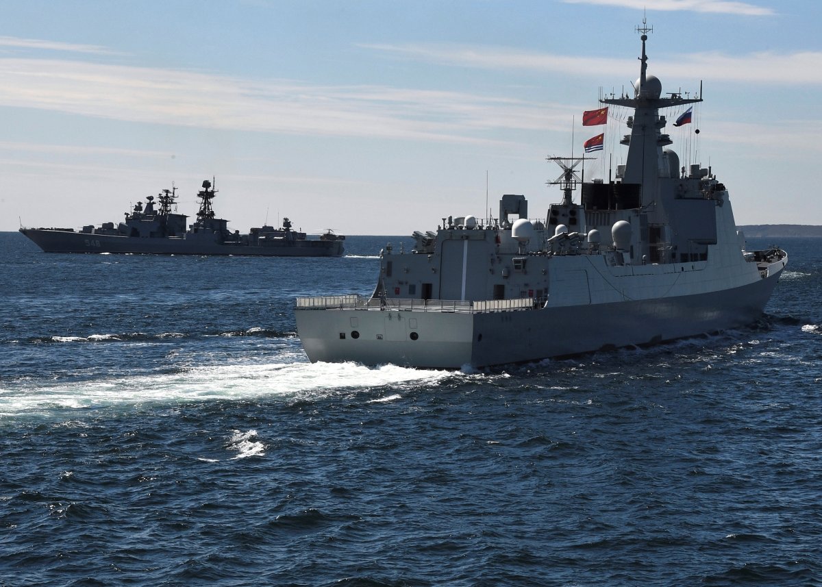 Praticando a marinha conjunta da Rússia-China