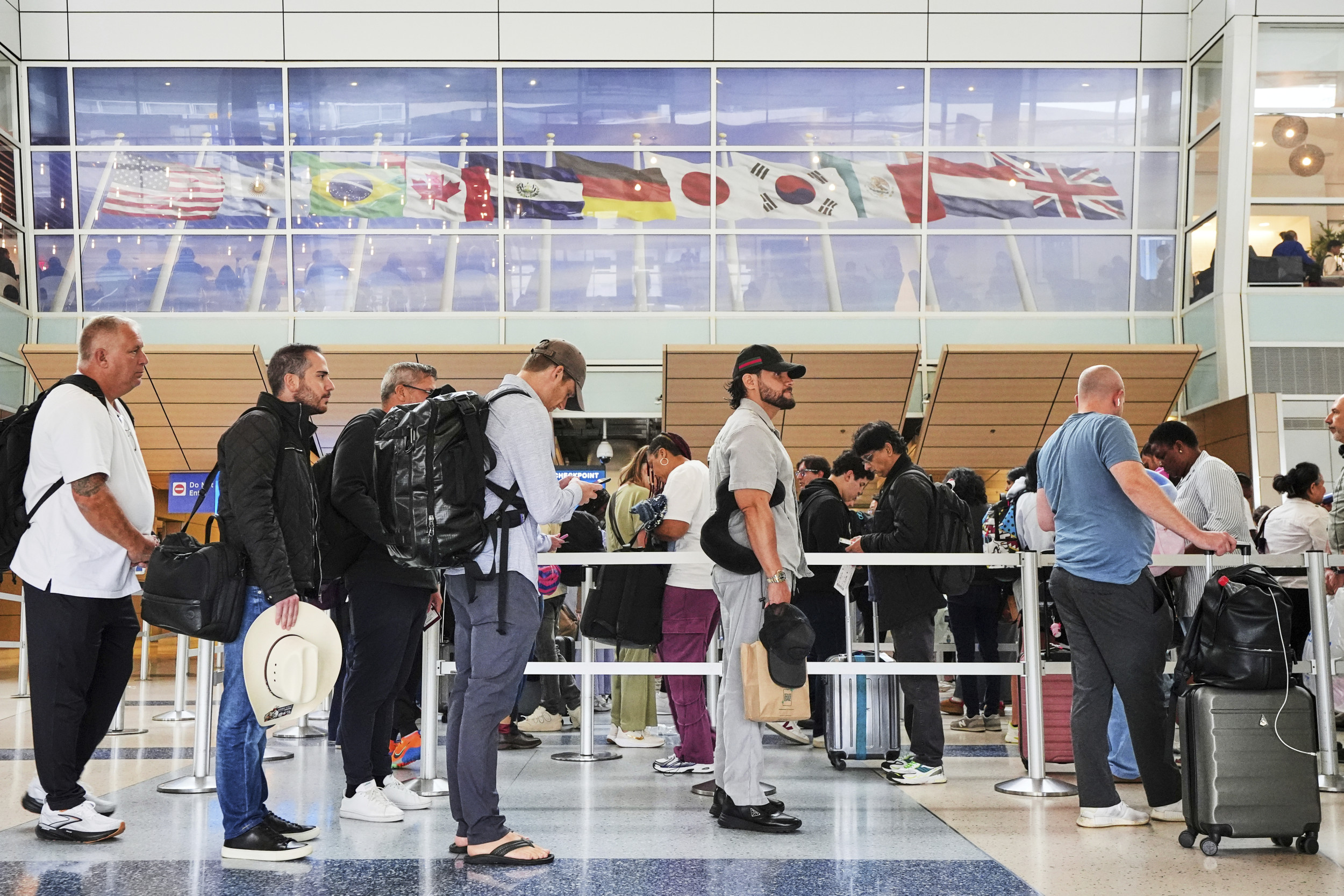 Weekend travel chaos erupts as hundreds of flights cancelled in Dallas