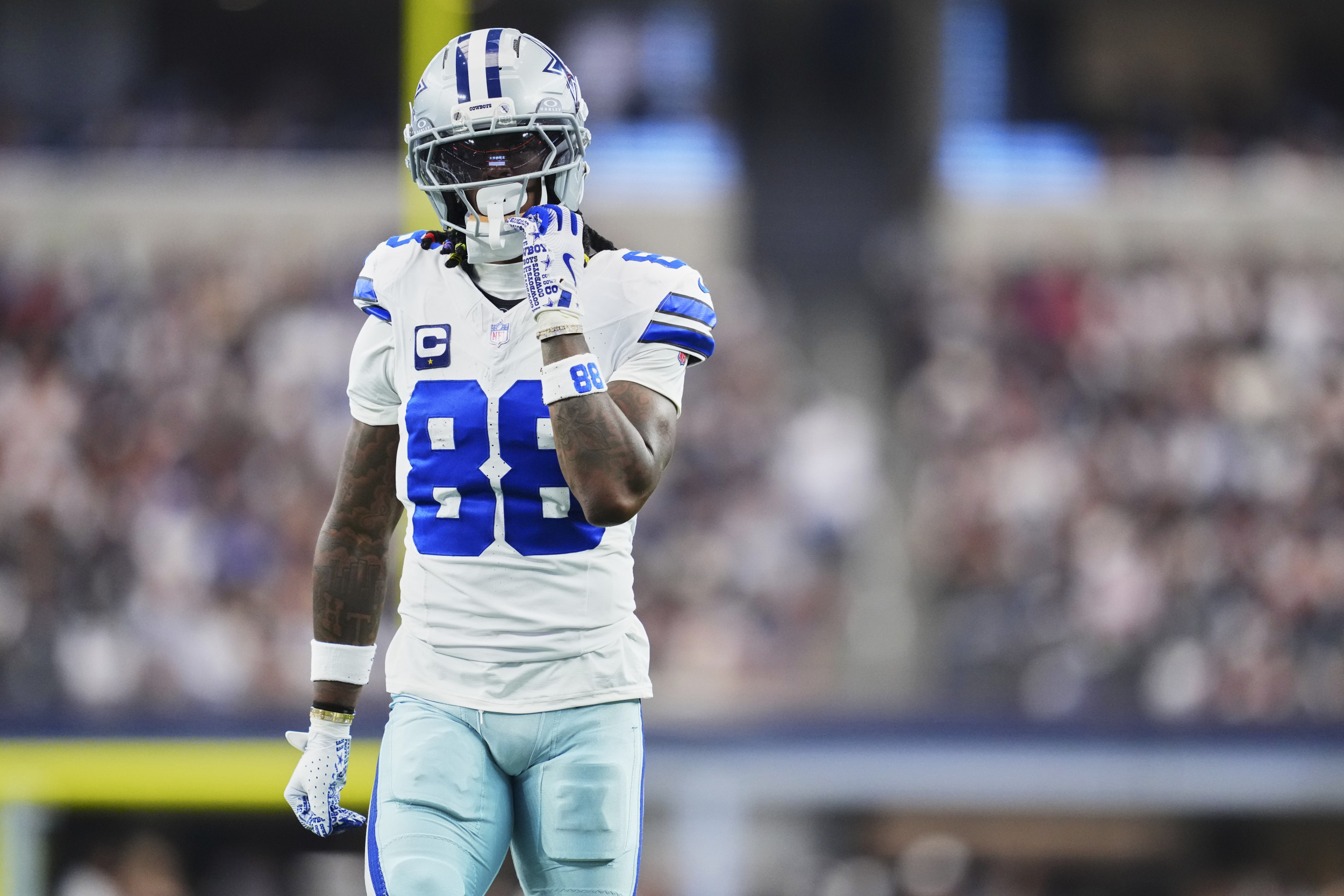 “Lamb’s Return in Doubt After Injury Against Bears”
