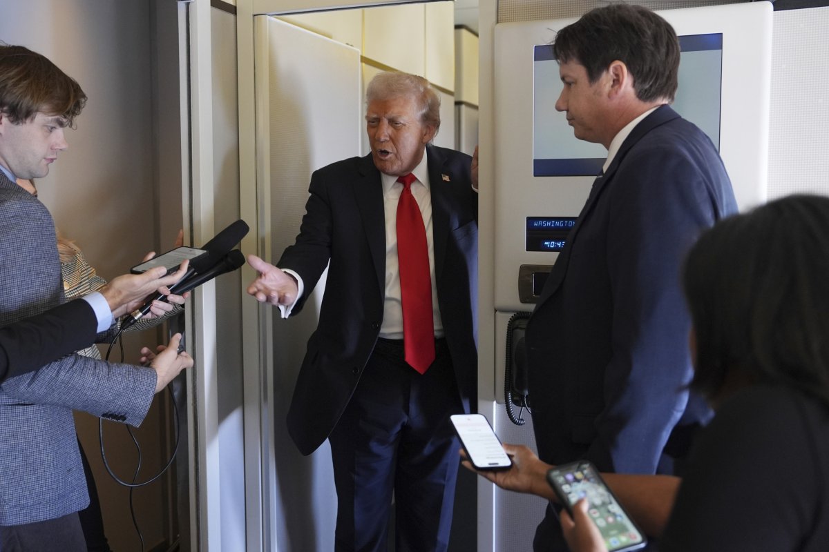Trump está dirigido a reporteros de la Fuerza Aérea