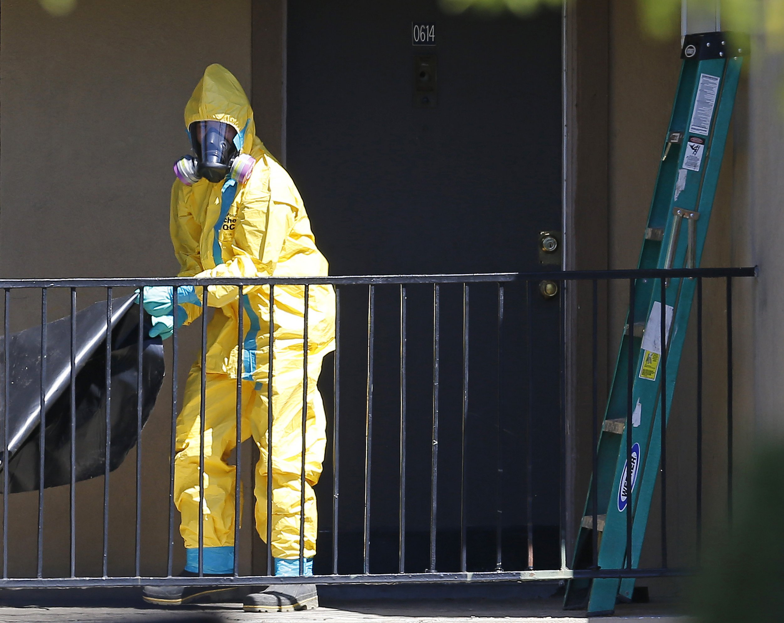 A worker wearing a hazardous material suit arrives at the apartment unit where a man diagnosed with the Ebola virus was staying in Dallas, Texas, October 3, 2014.