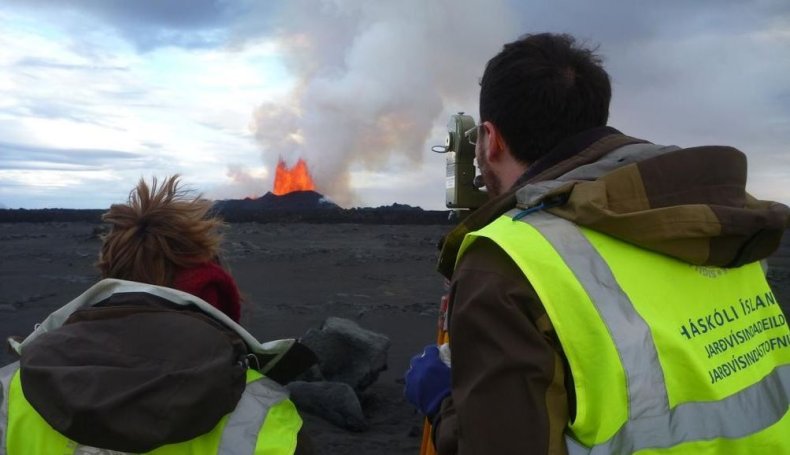 researchers-volcano
