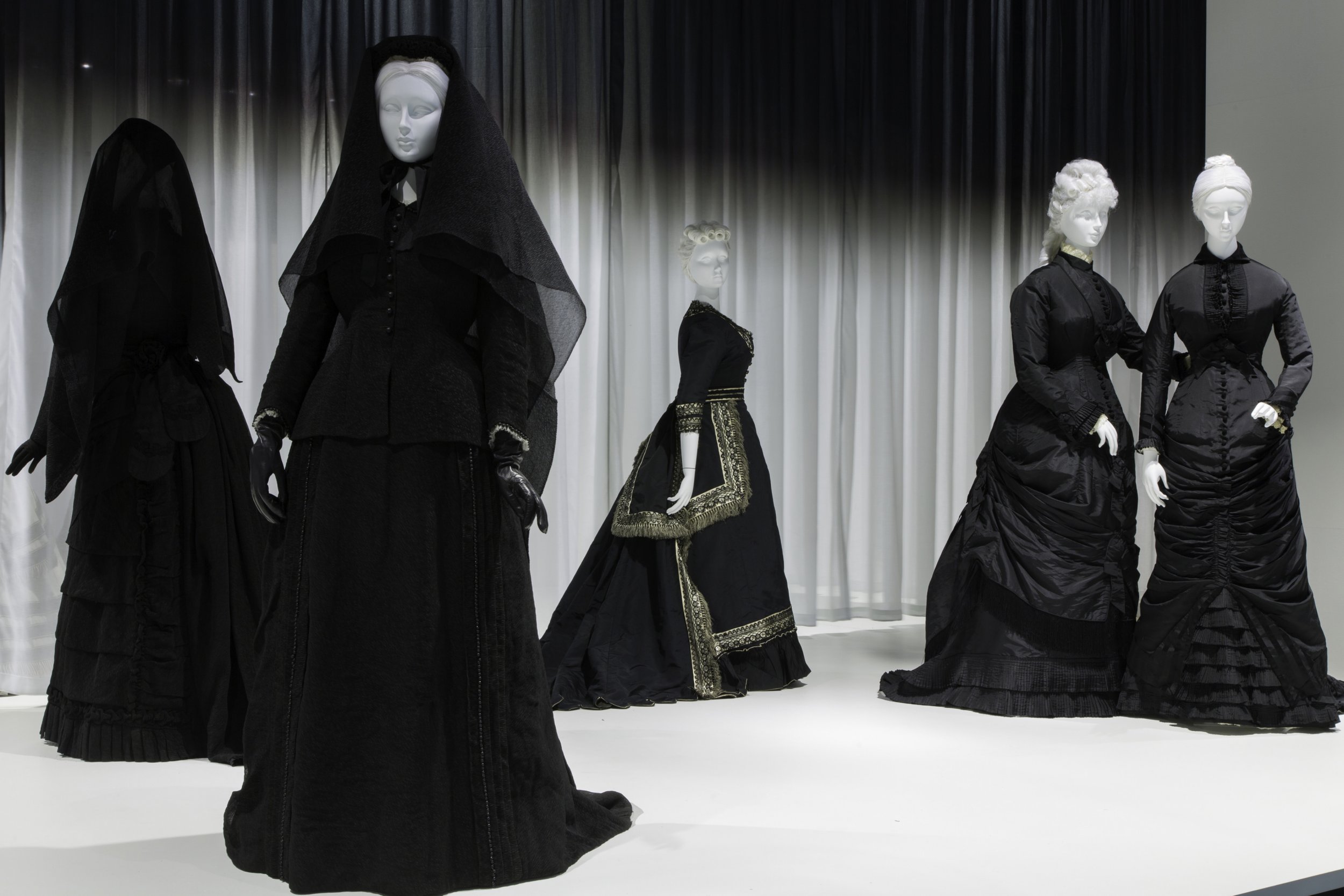 Много вдов. Траурное платье 19 век Англия. Платье вдовы 19 век. Траурный наряд женщин 17 века в Англии. Траурная одежда для женщин.