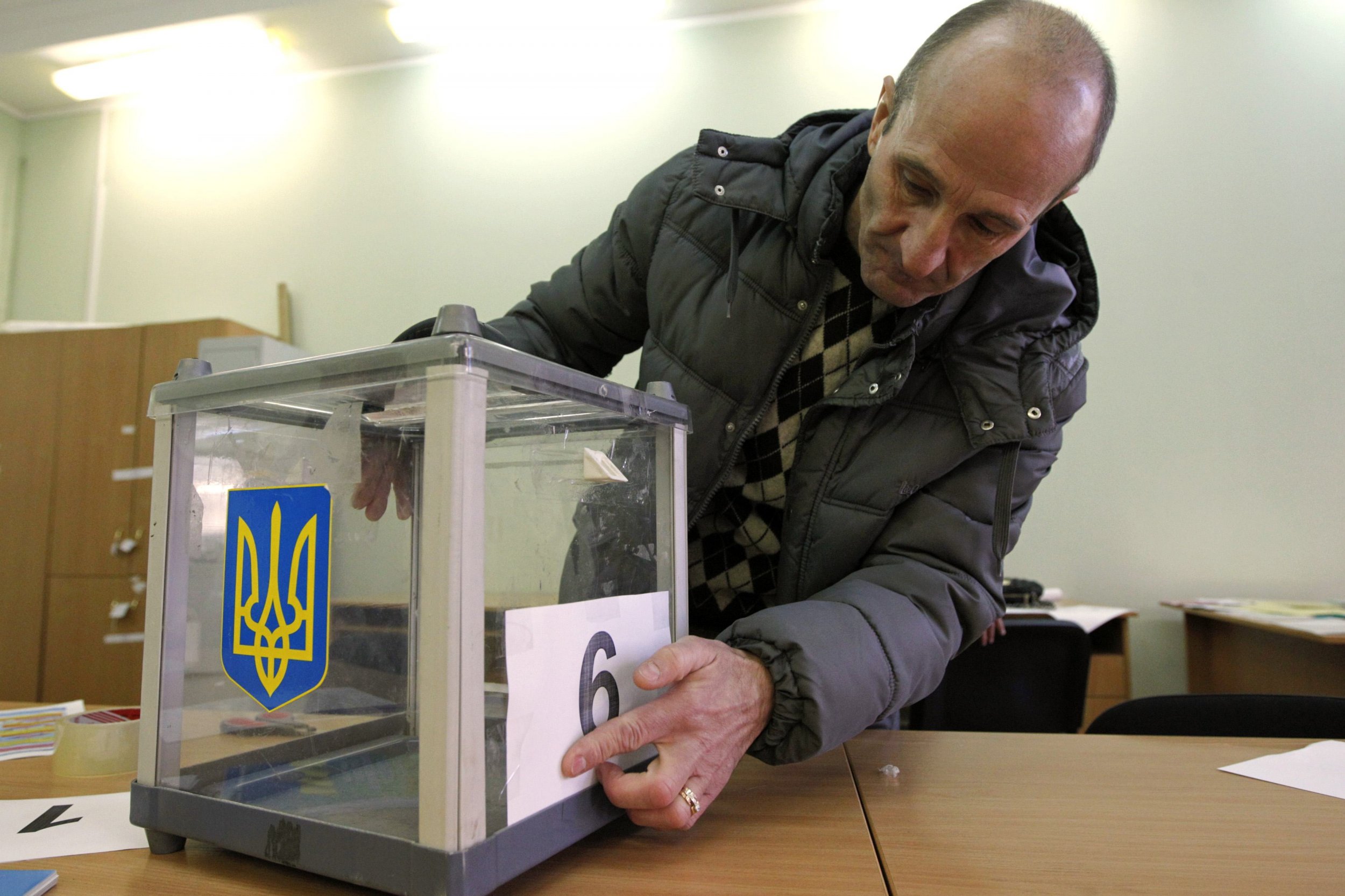 2014-10-25T181552Z_2_LYNXNPEA9O082_RTROPTP_4_UKRAINE-CRISIS-ELECTIONS