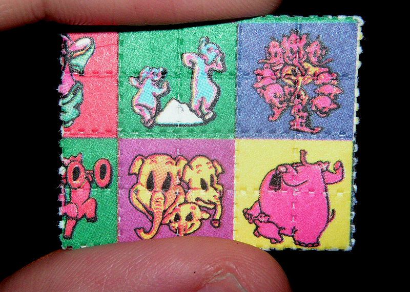 800px-Pink_Elephants_on_Parade_Blotter_LSD_Dumbo