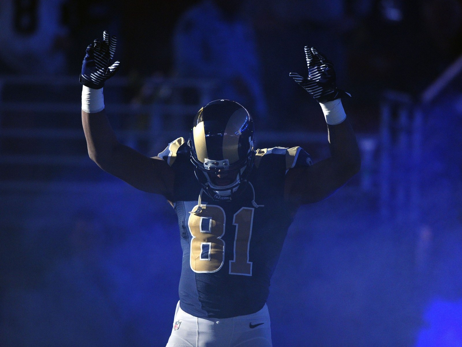 Rams Don T Apologize To St Louis Police For Hands Up Pose
