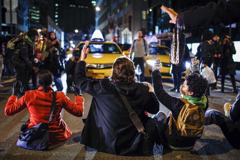 2014-12-05T045529Z_1_LYNXNPEAB405H_RTROPTP_4_USA-NEW-YORK-CHOKEHOLD