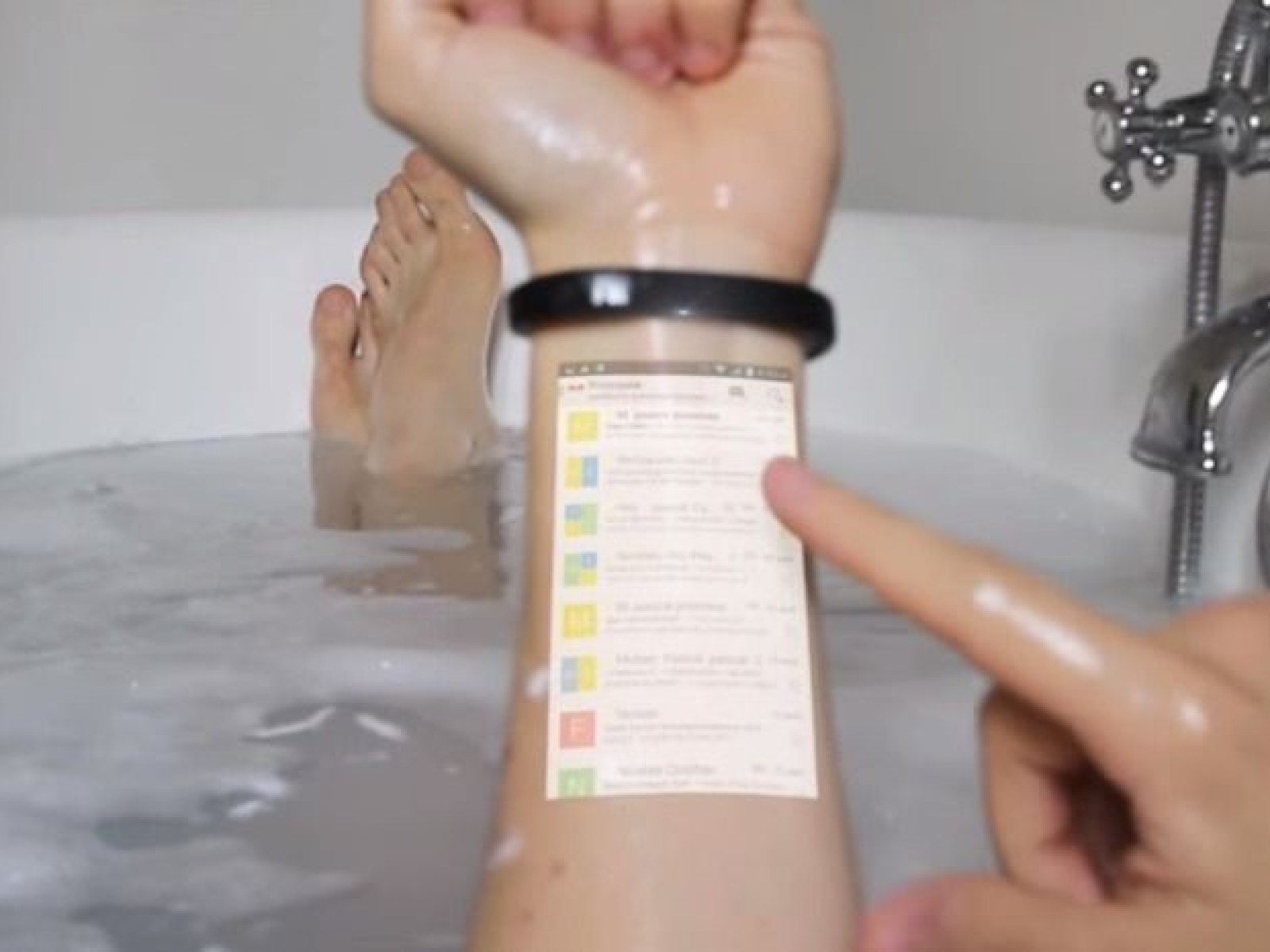 overdrijving versneller Wat leuk Bracelet to Project Your Phone Screen Onto Your Arm
