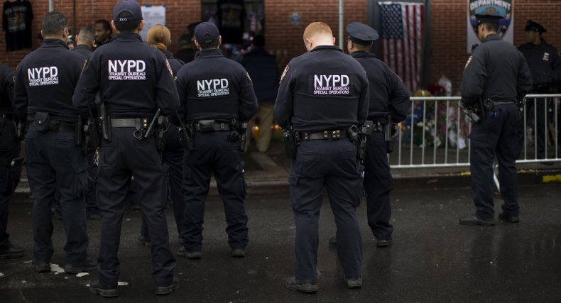 2014-12-23T172150Z_1_LYNXMPEABM0Q1_RTROPTP_4_USA-NEWYORK-POLICE