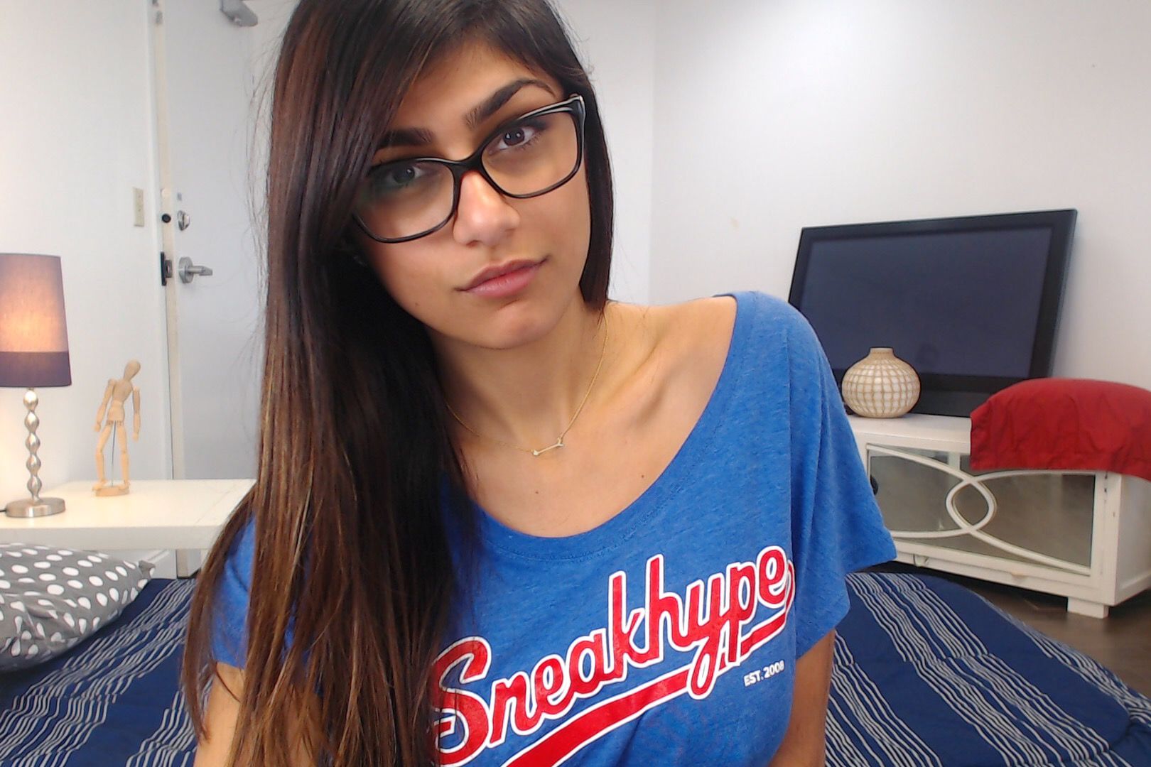 Former adult actress Mia Khalifa sets the record straight on earning '...