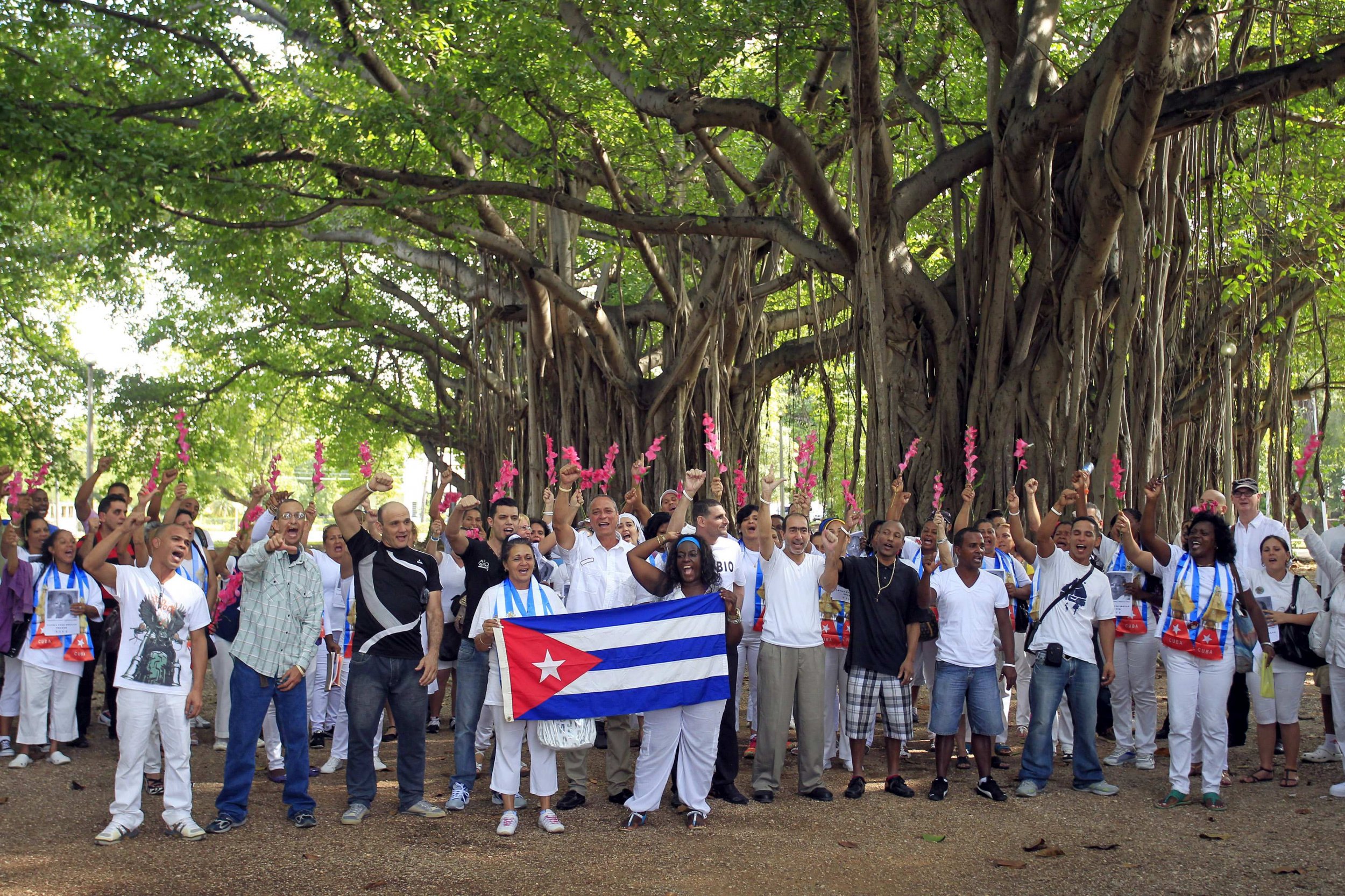 2015-01-13T192145Z_2_LYNXMPEB0C0RS_RTROPTP_4_USA-CUBA-PRISONERS