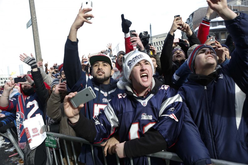 2015-02-04T211158Z_1654848587_TM3EB2414PM01_RTRMADP_3_NFL-SUPER-PARADE