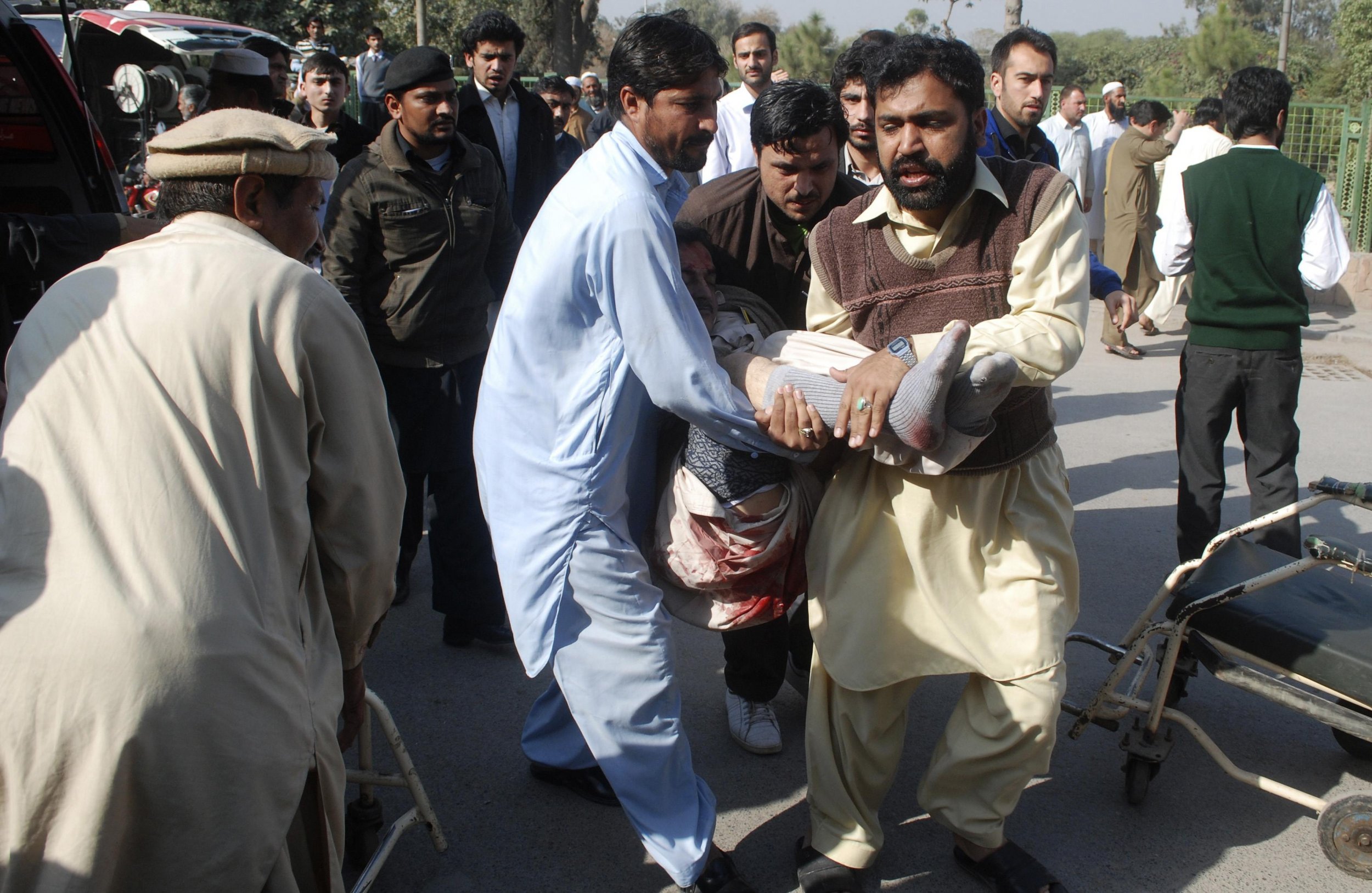 At Least 19 Killed in Shi'ite Mosque Bombing in Pakistan - Newsweek