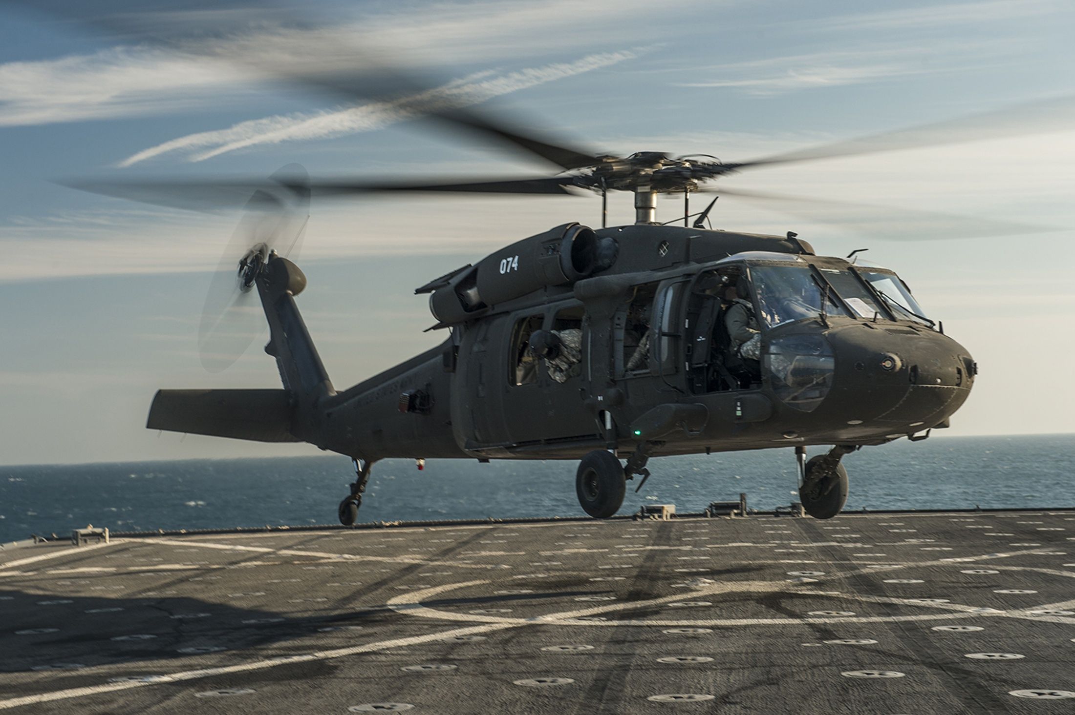 Американские вертолеты. Вертолёт uh-60 Black Hawk. Uh-60 «Блэк Хок»(черный ястреб). Вертолет Блэк Хоук. Sikorsky uh-60 Black Hawk вертолёты США.