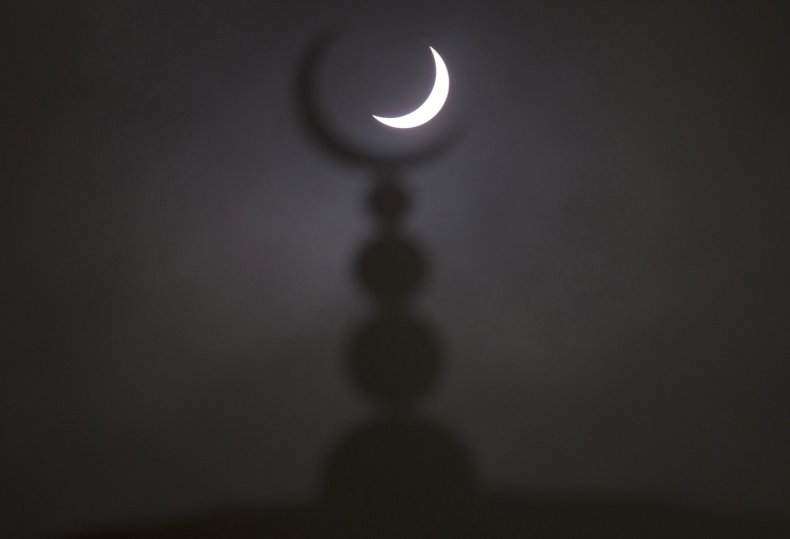2015-03-20T145501Z_2_LYNXMPEB2J0G7_RTROPTP_4_SOLA-ECLIPSE
