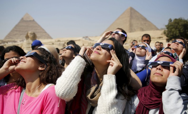 2015-03-20T123656Z_37388565_GF10000032731_RTRMADP_3_SOLAR-ECLIPSE